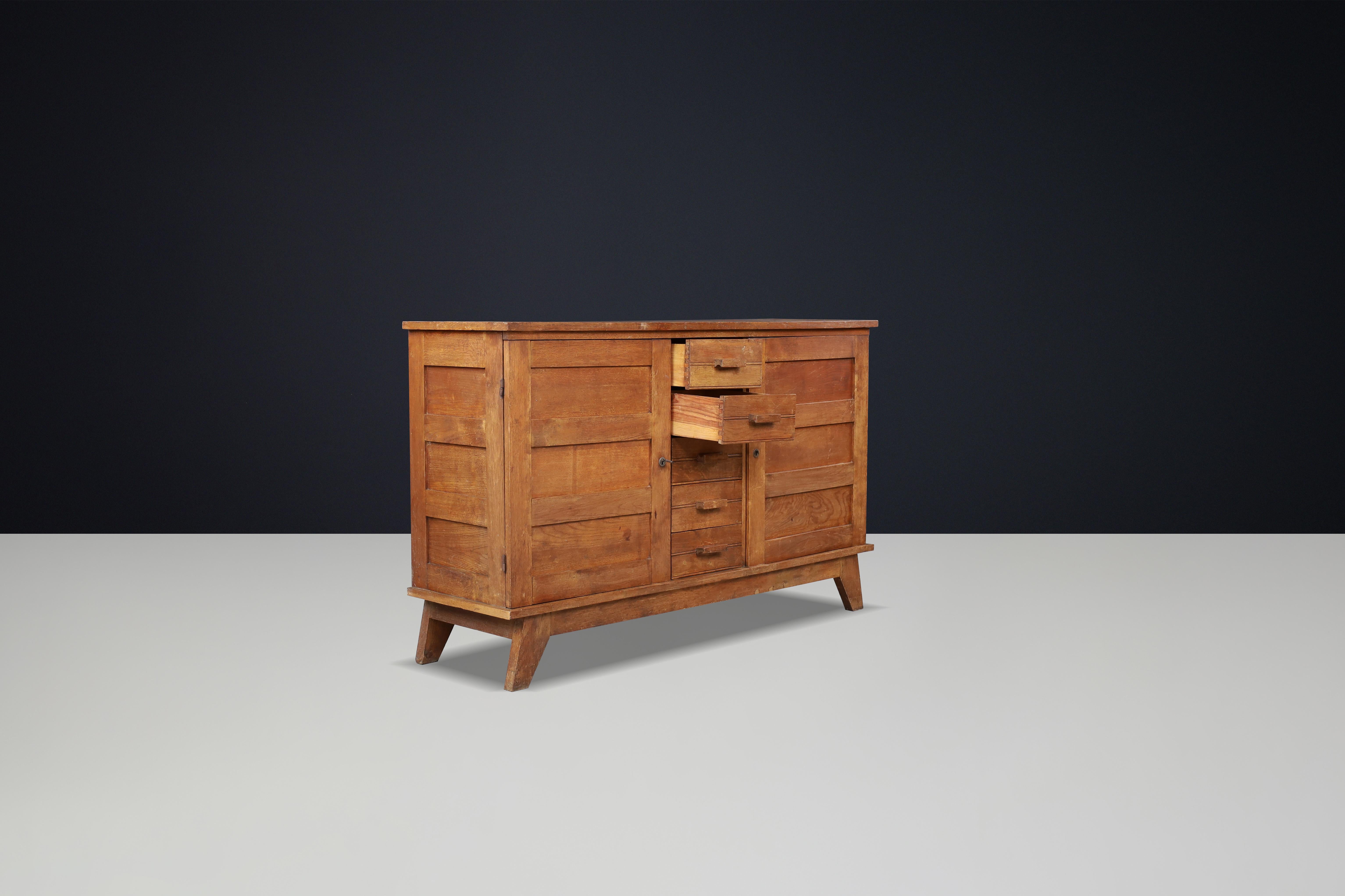 Français Buffet en chêne patiné René Gabriel, France, années 1940 en vente