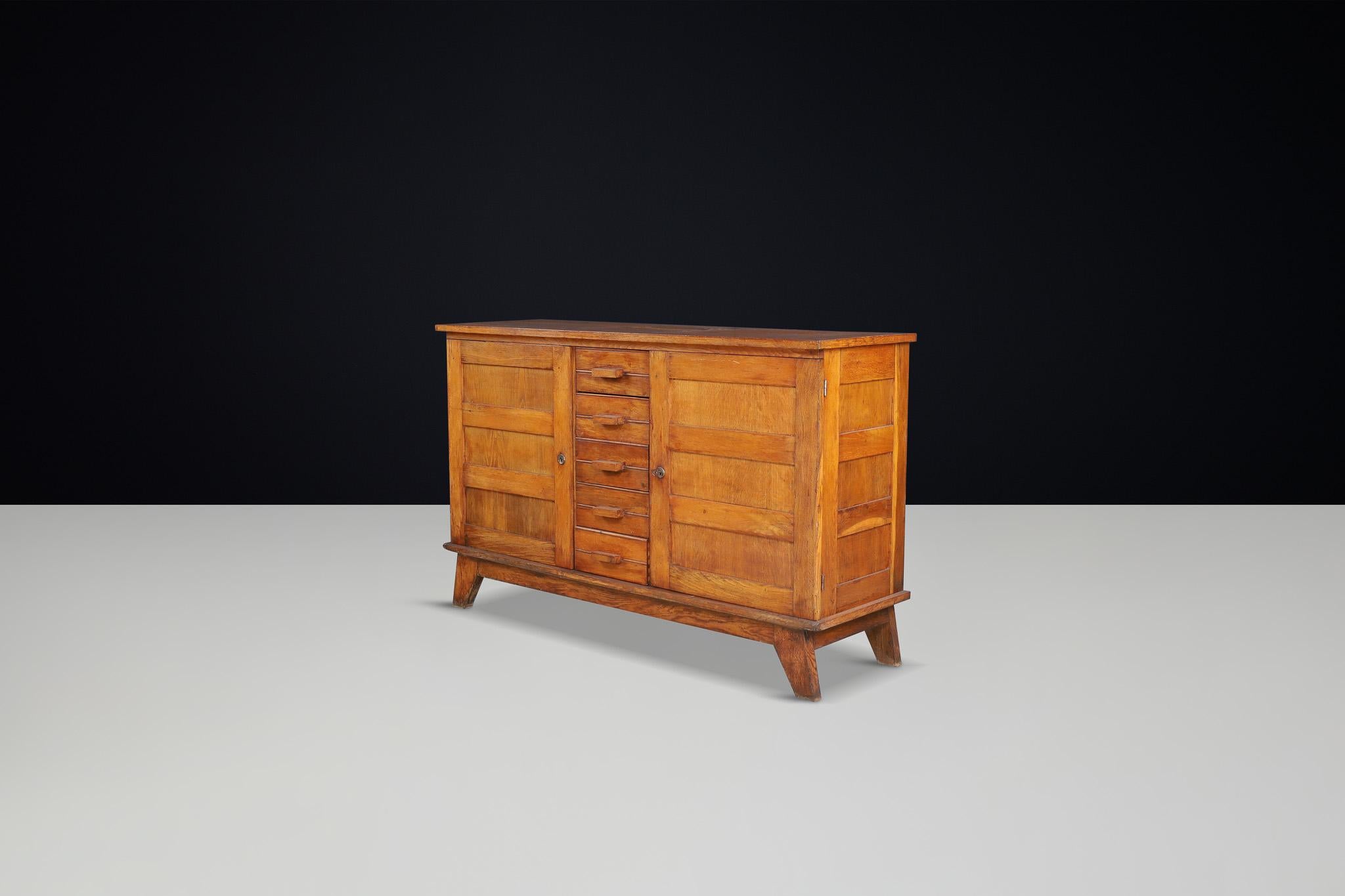 Aparador de roble patinado René Gabriel, Francia, años 40

Este aparador de mediados de siglo, de roble francés patinado, fue diseñado por René Gabriel en la década de 1940 en Francia. Formaba parte de una colección de muebles de emergencia creados