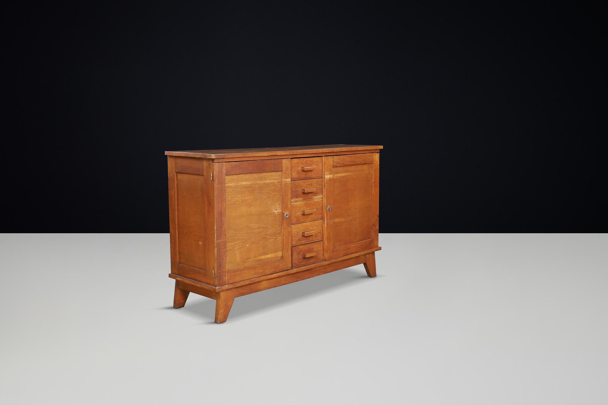 Français Buffet en chêne patiné René Gabriel, France, années 1940 en vente