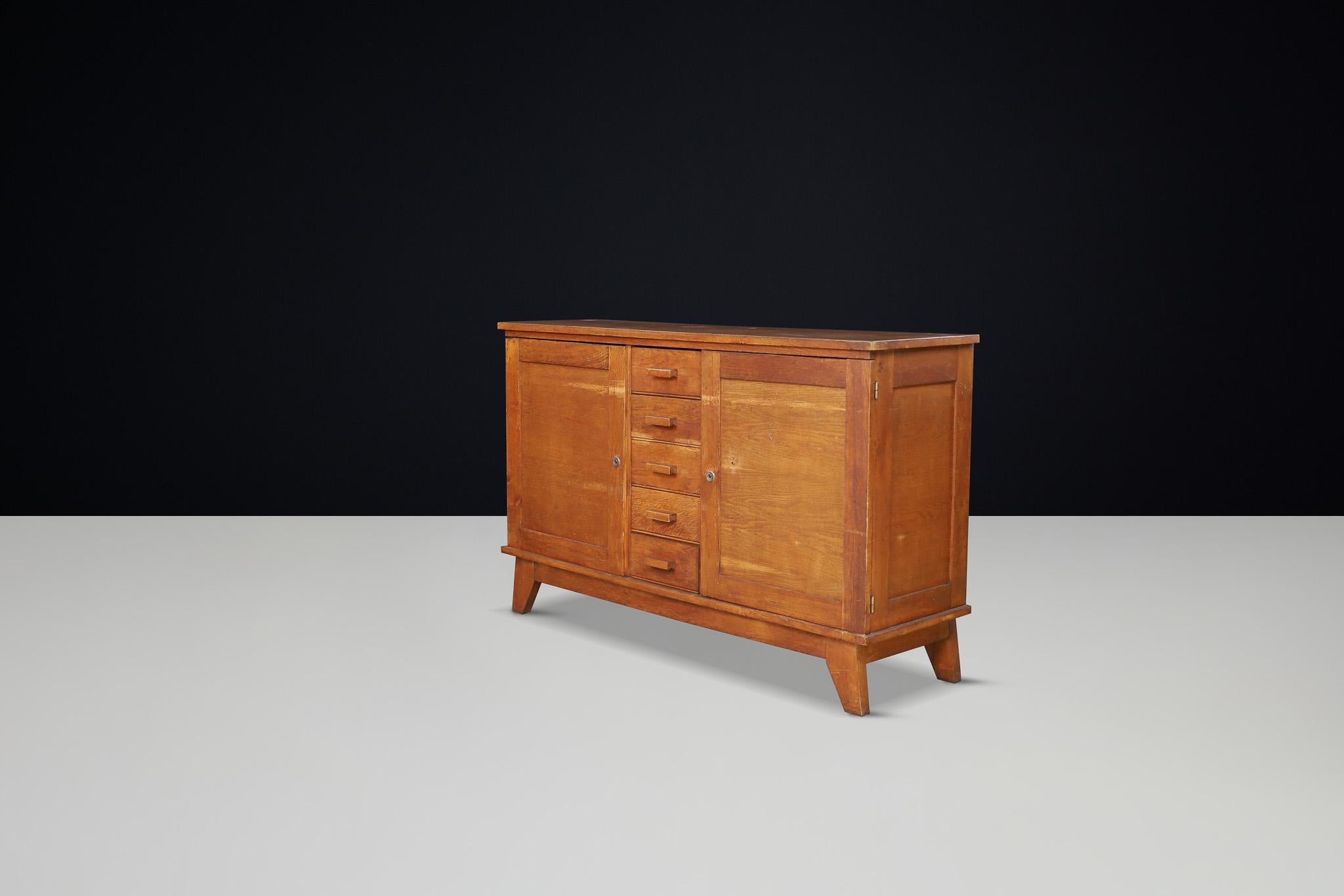 Buffet en chêne patiné René Gabriel, France, années 1940 Bon état - En vente à Almelo, NL