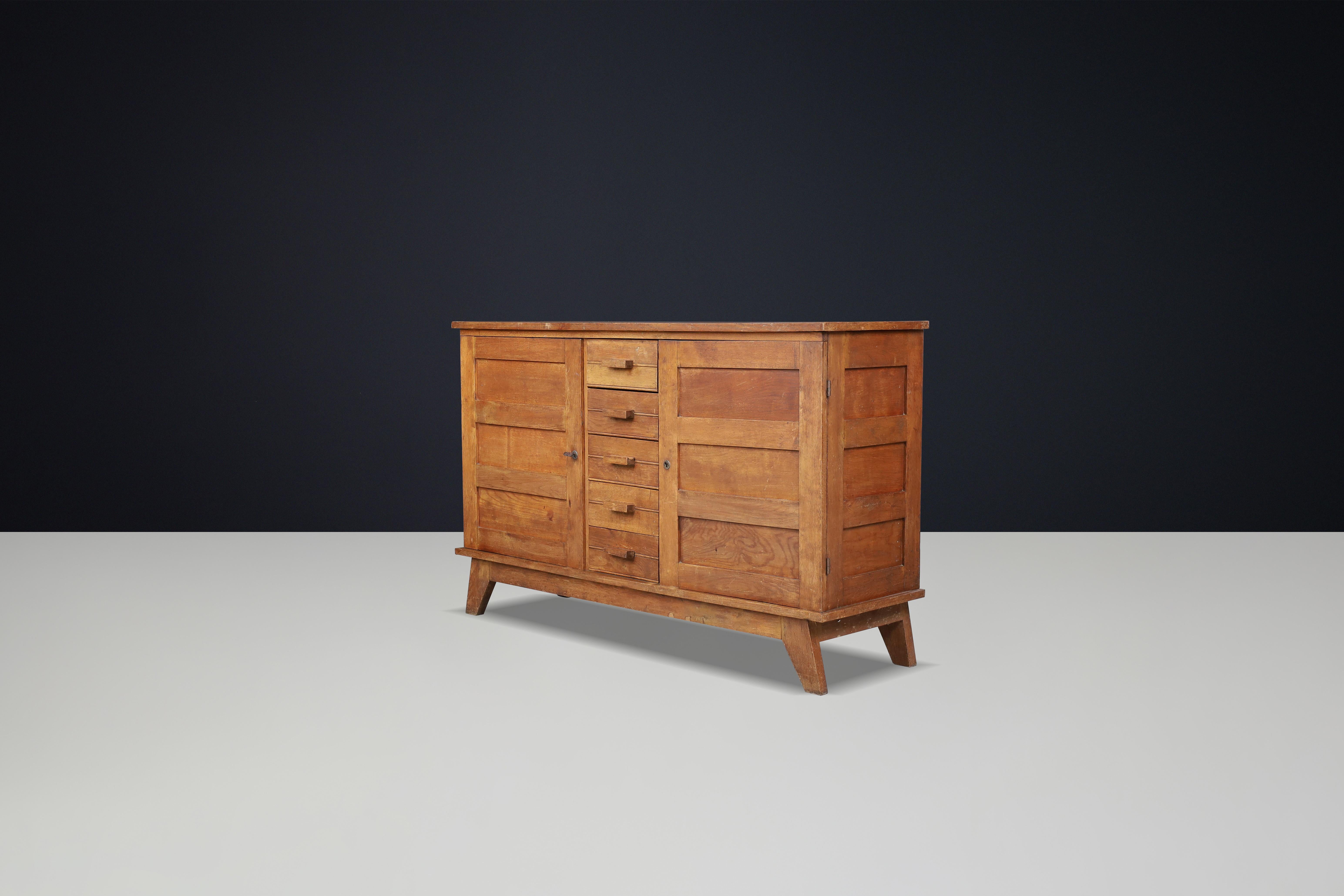20ième siècle Buffet en chêne patiné René Gabriel, France, années 1940 en vente