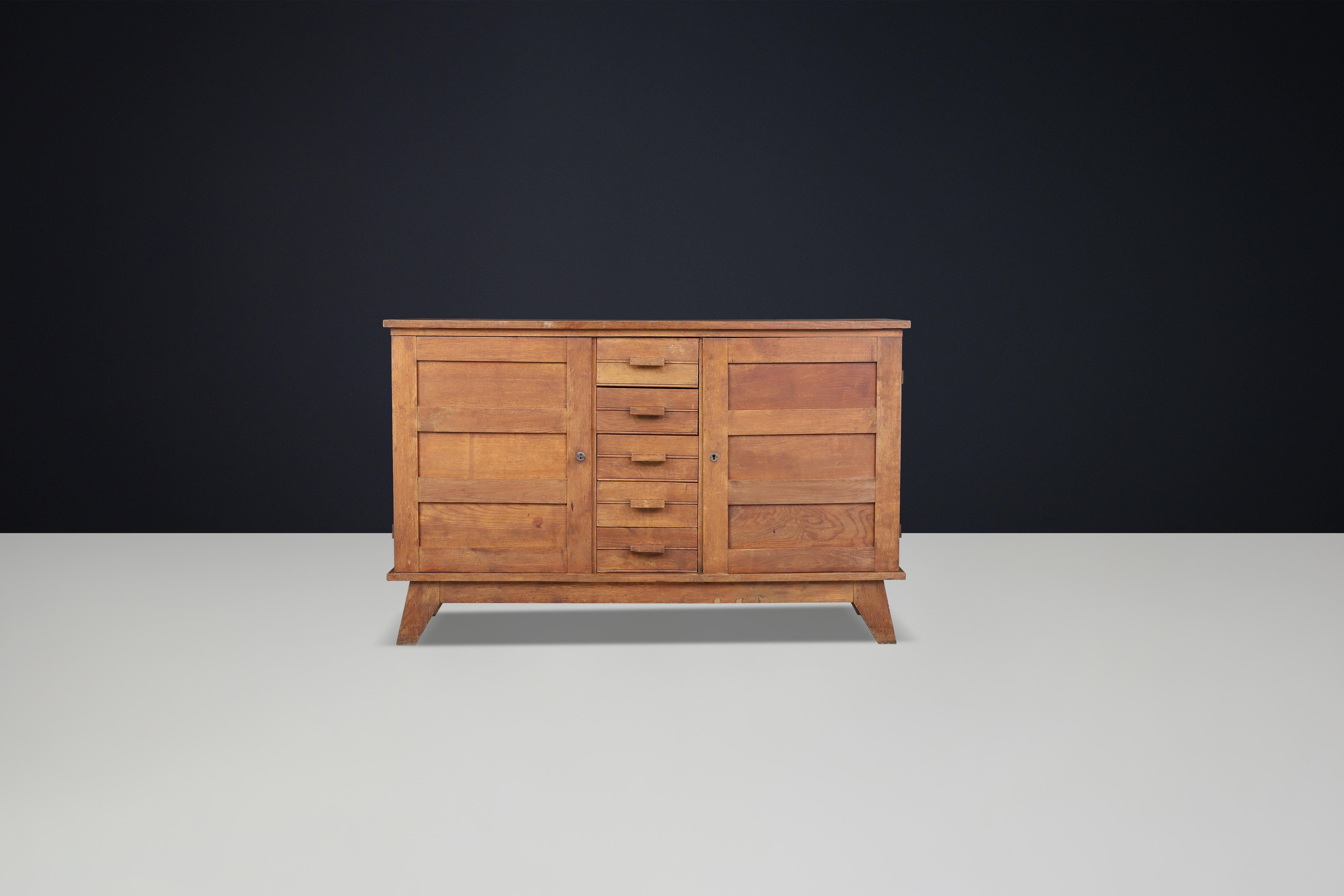 Chêne Buffet en chêne patiné René Gabriel, France, années 1940 en vente