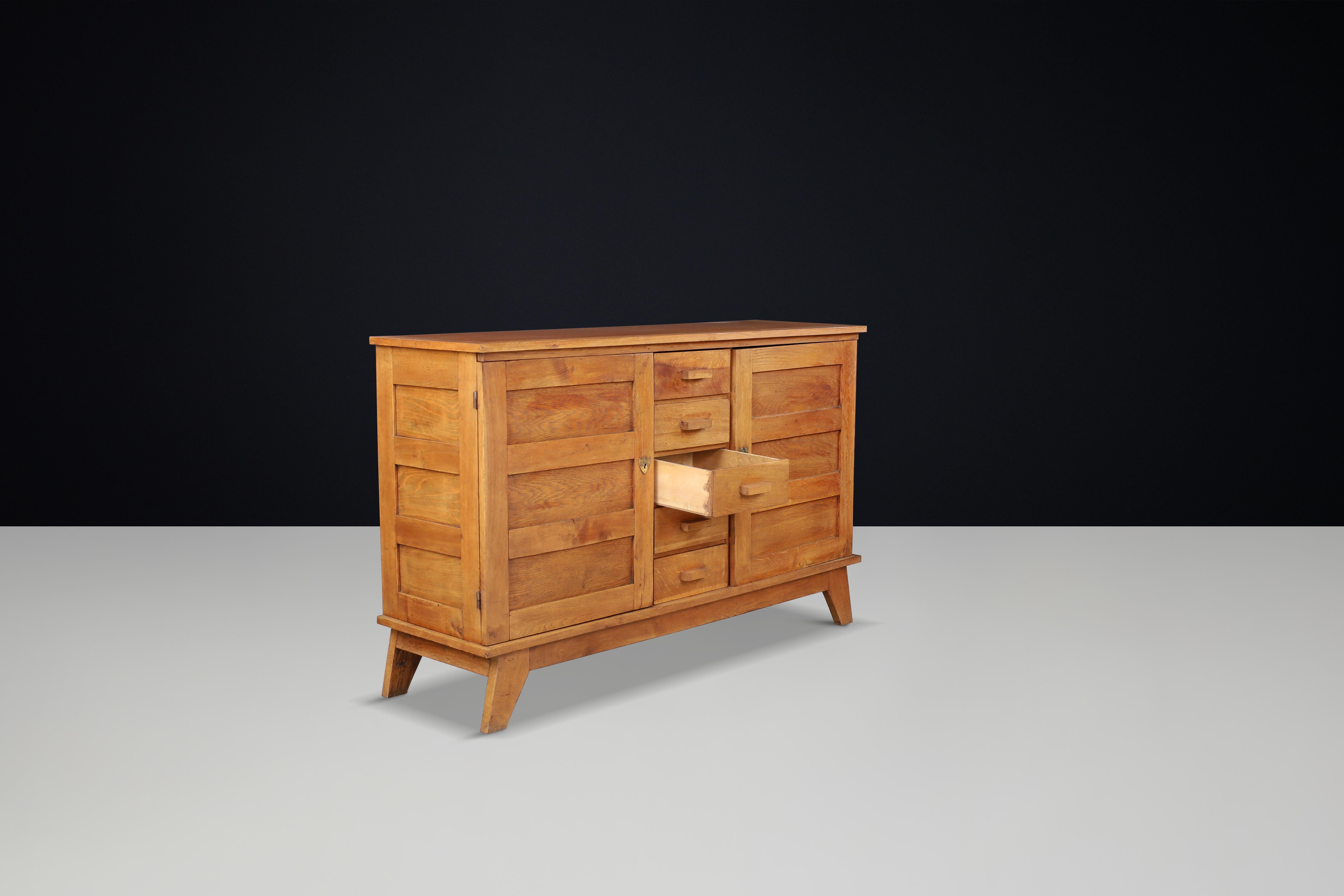 Quercia Credenza René Gabriel in Oak patinato, Francia, anni '40 in vendita
