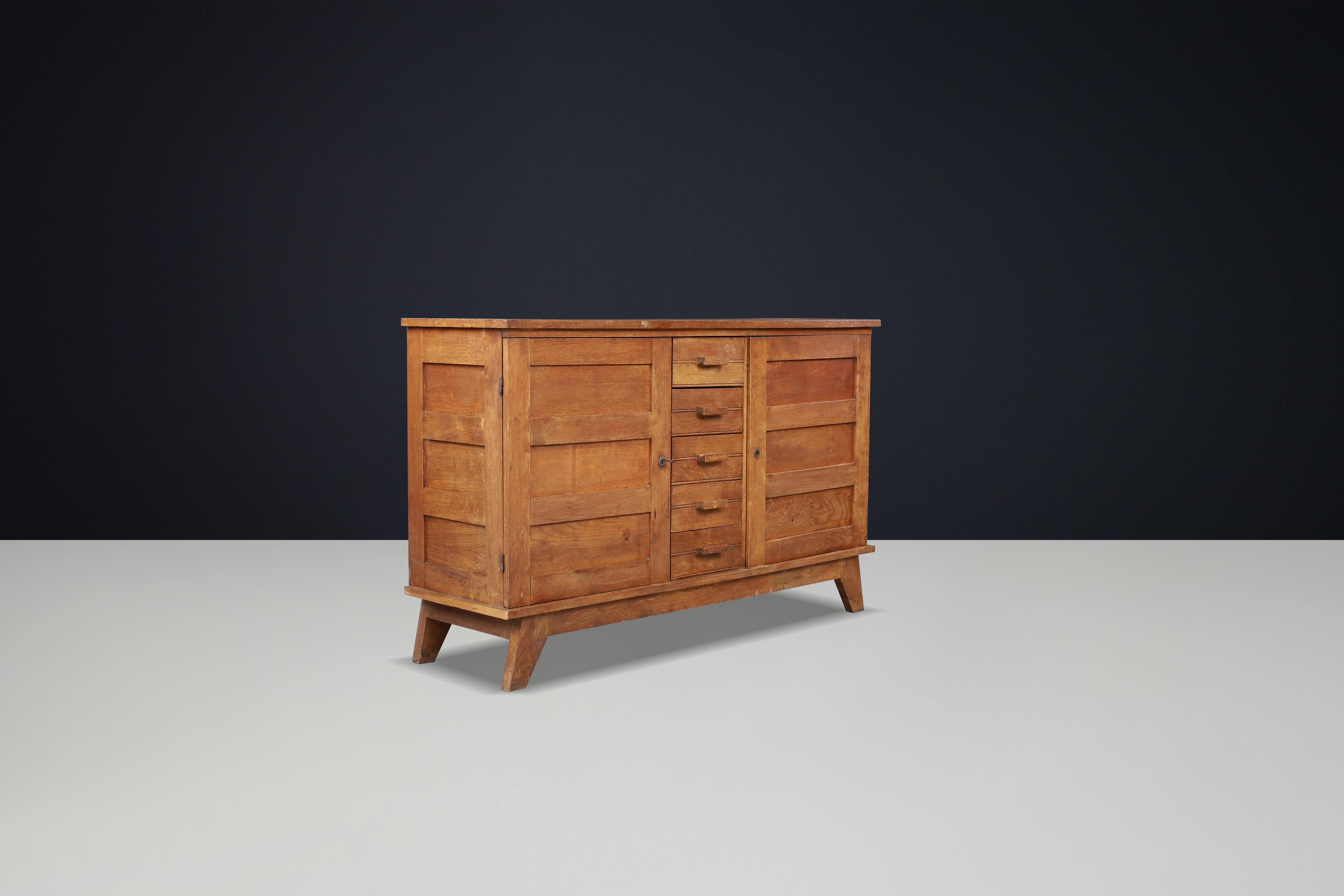 Buffet en chêne patiné René Gabriel, France, années 1940 en vente 1