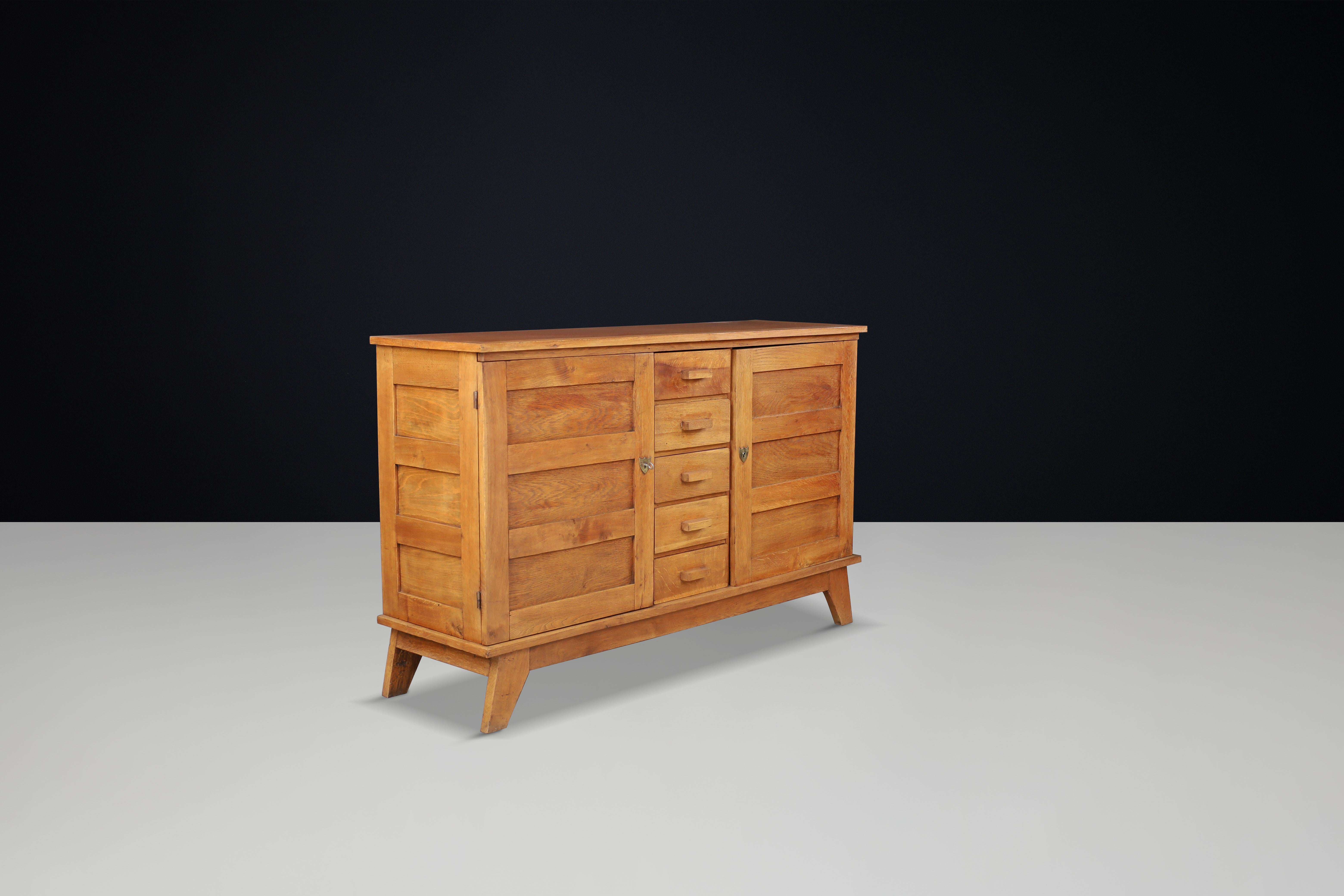 Credenza René Gabriel in Oak patinato, Francia, anni '40 in vendita 1
