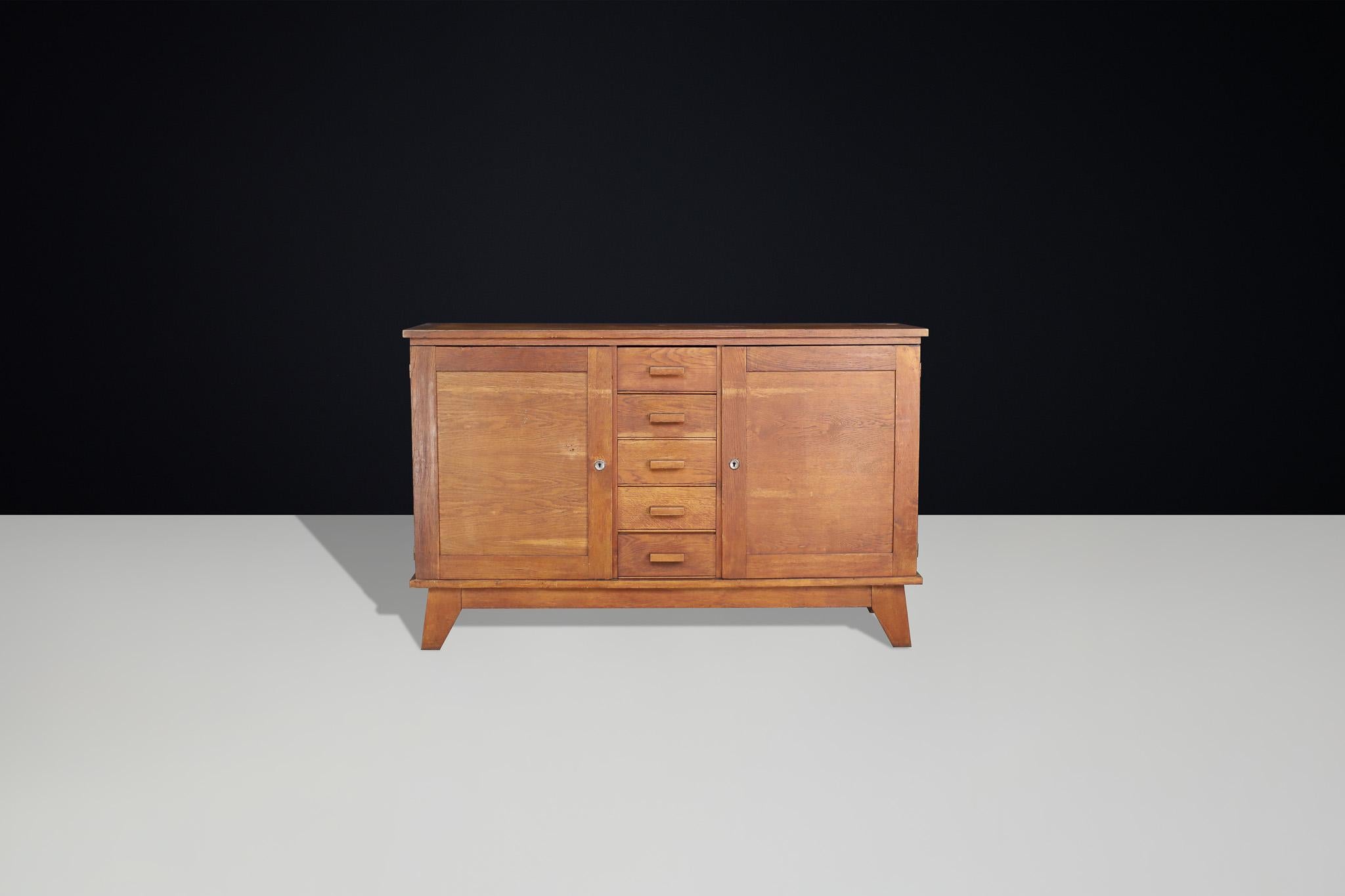 Buffet en chêne patiné René Gabriel, France, années 1940 en vente 1