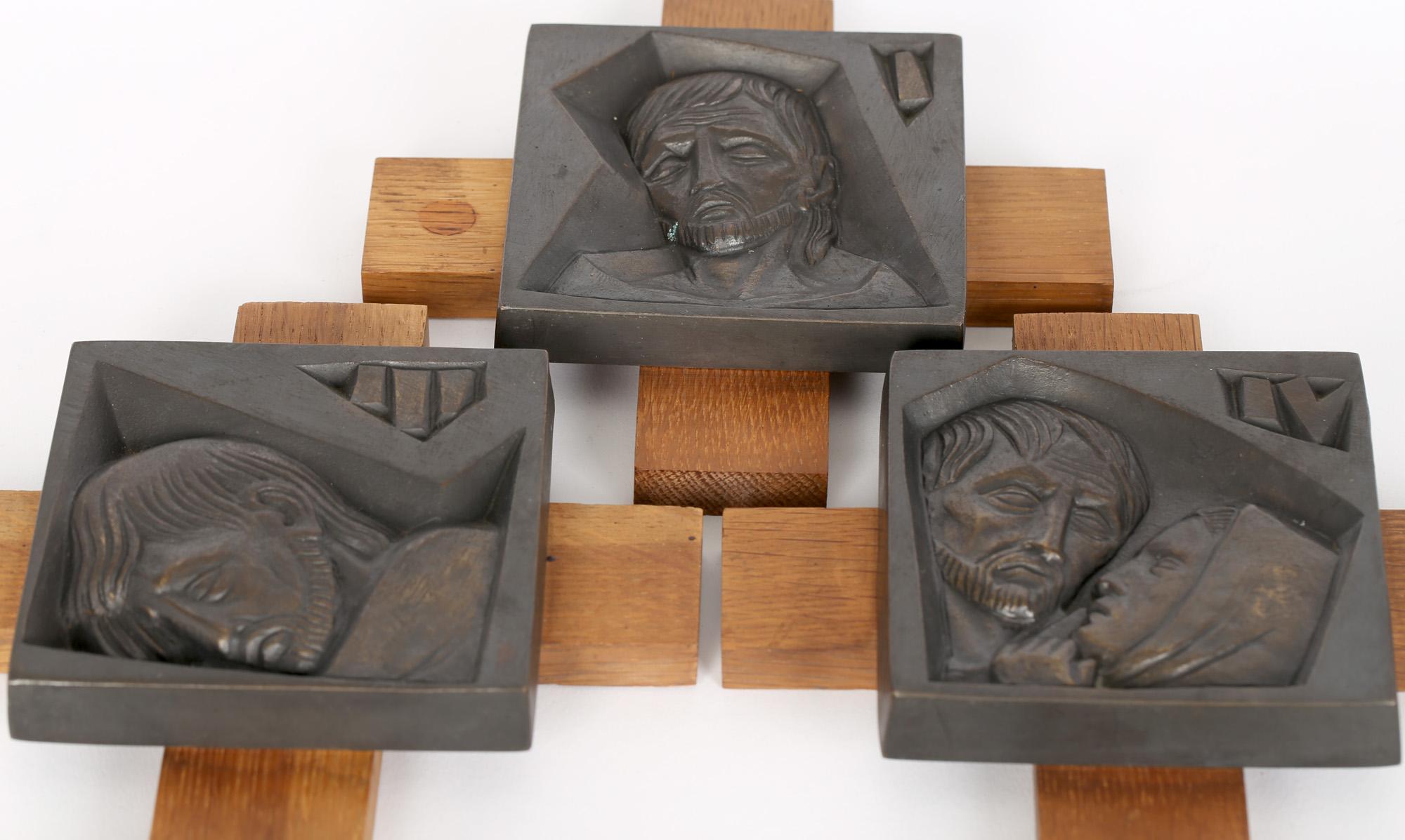 Französische vierzehn Bronzestatuen des Kreuzes von Ren Gourdon im Angebot 8