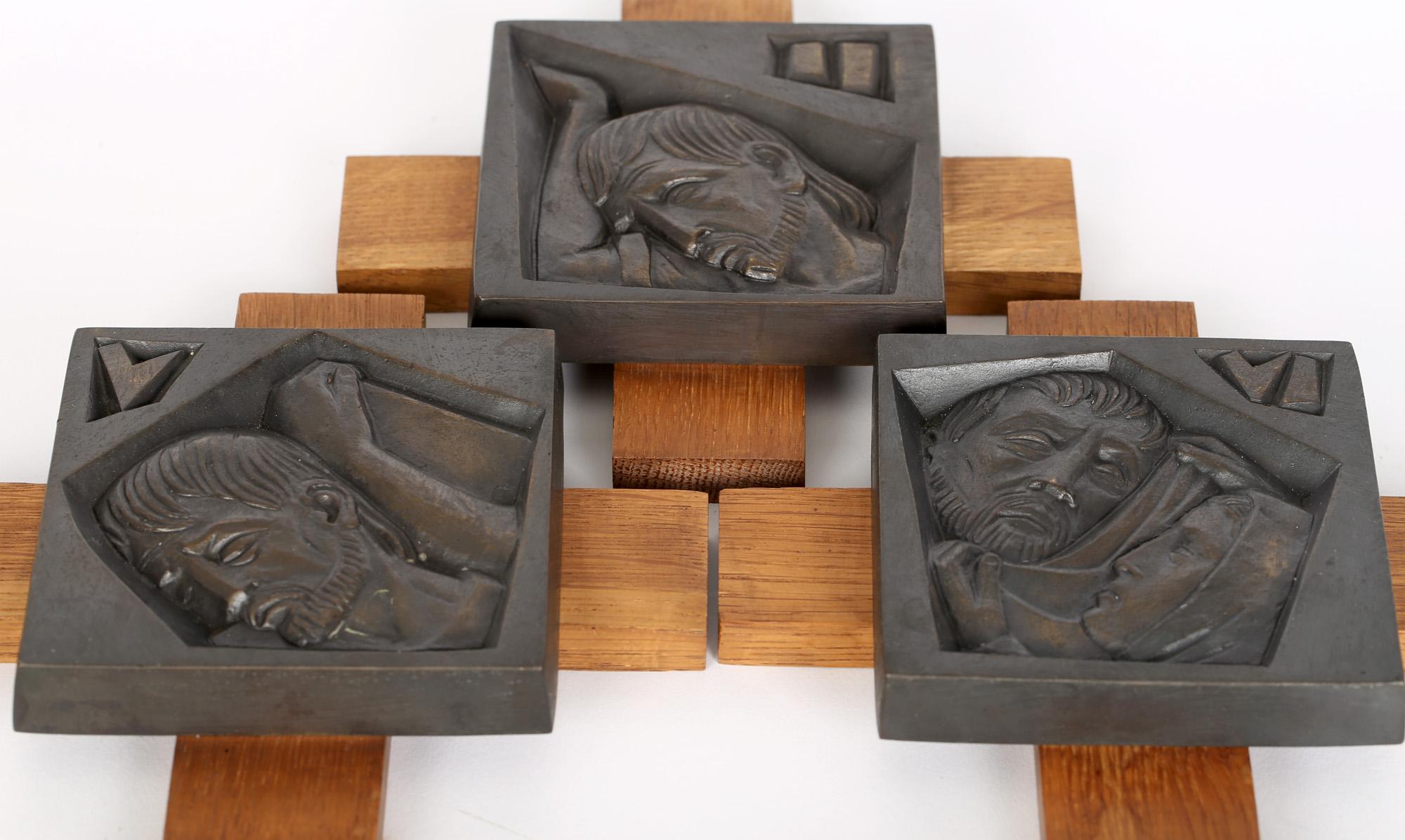 Französische vierzehn Bronzestatuen des Kreuzes von Ren Gourdon im Angebot 9