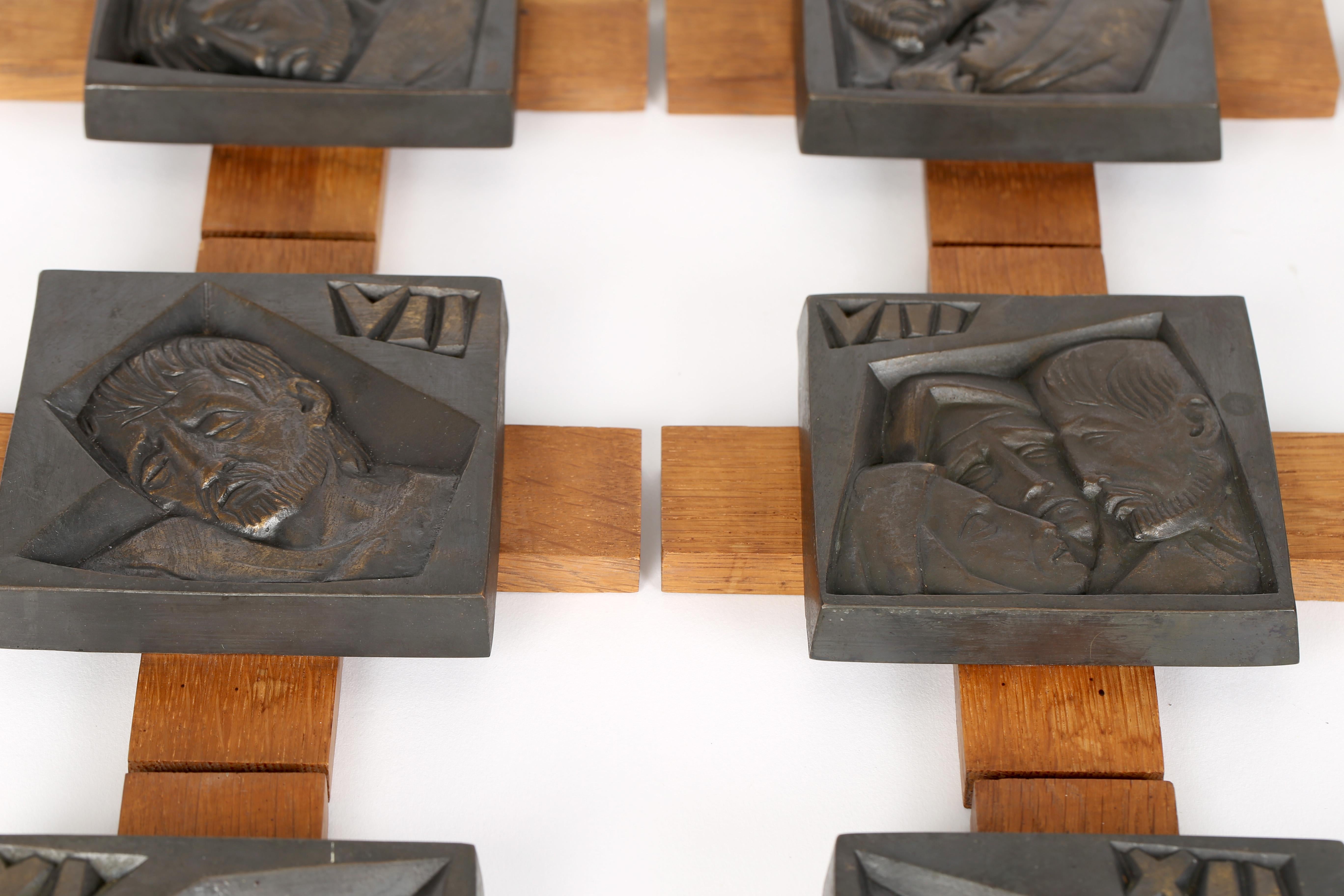Französische vierzehn Bronzestatuen des Kreuzes von Ren Gourdon im Angebot 10