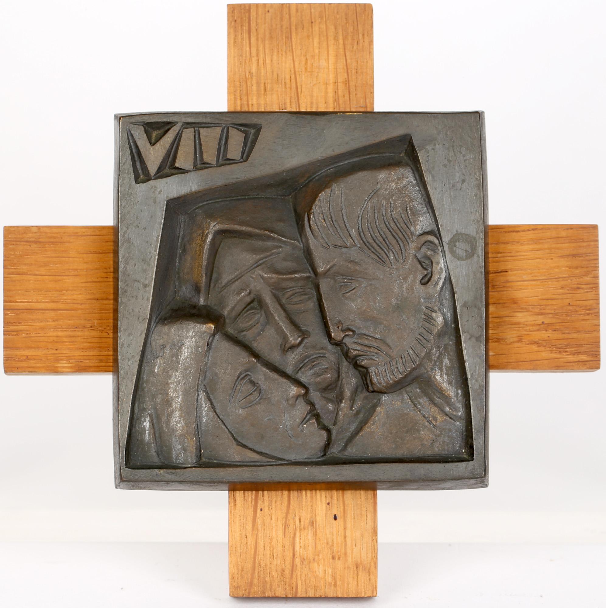 Seltene und außergewöhnliche französische Bronzeskulptur mit den vierzehn Kreuzwegstationen von René Gourdon (1910-1992) aus der Zeit um 1950. René Gourdon war ein bekannter französischer Bildhauer und Künstler, der vor allem für seine religiösen