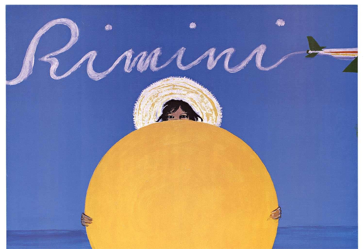 Originales Vintage-Poster „Rimini“  Frau am Strand, die Sonne hält – Print von René Gruau