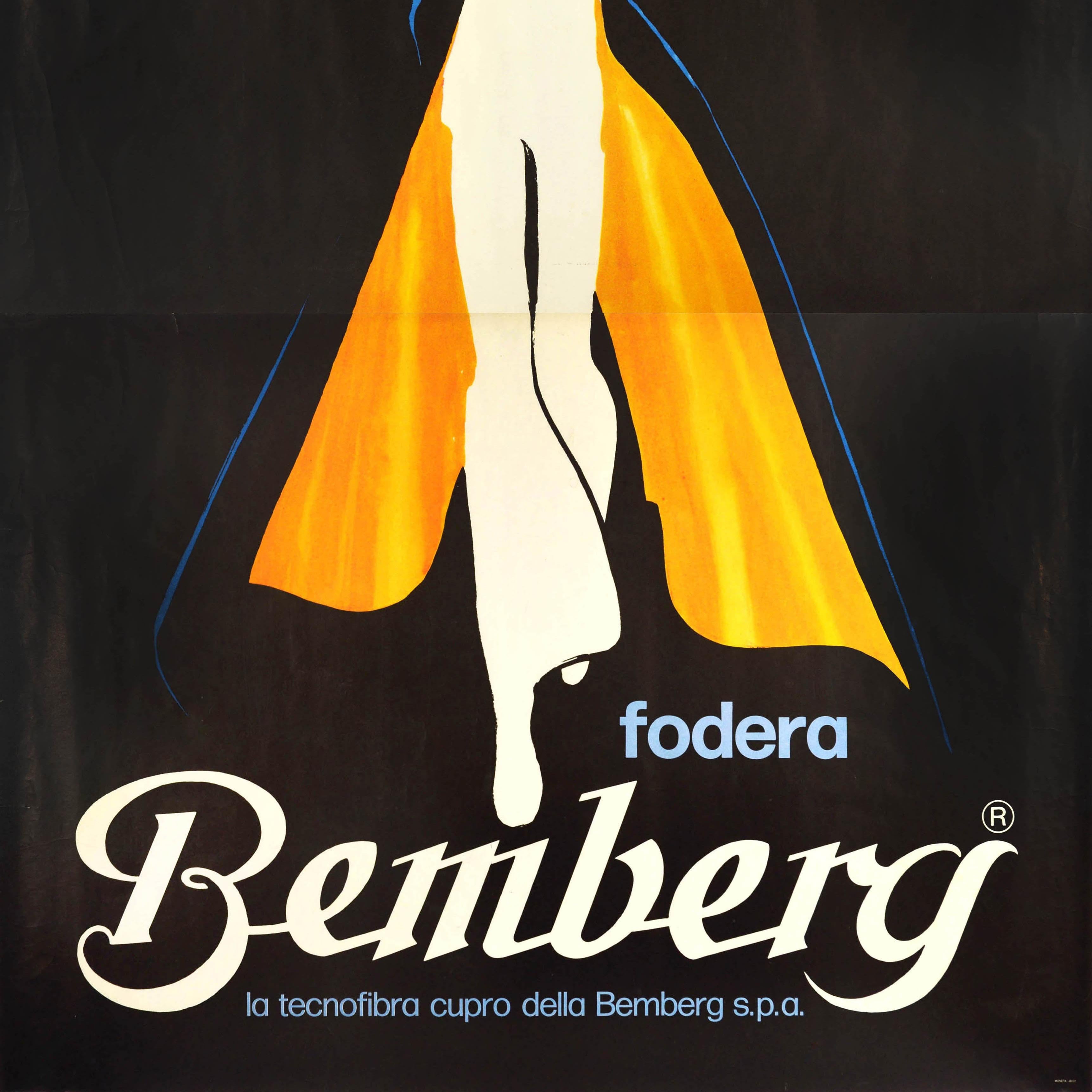 Manifesto pubblicitario di moda originale d'epoca realizzato dal noto artista grafico Rene Gruau (Renato de Zavagli; 1909-2004) per l'azienda tessile Bemberg con l'immagine elegante di un uomo che indossa pantaloni svasati e un lungo cappotto nero