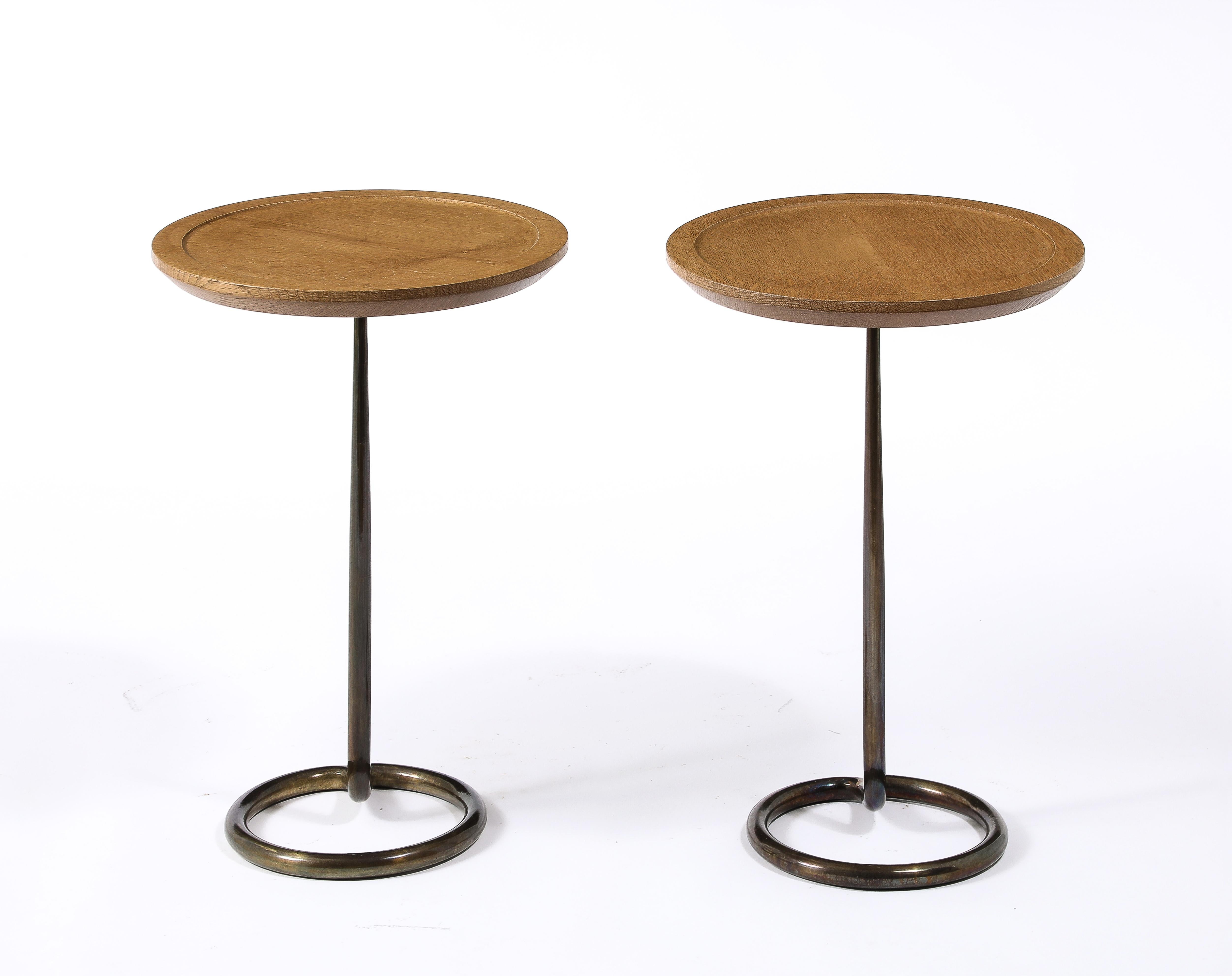 Elégantes tables à boissons ou tables d'appoint de René Herbst pour Stablet, tige en laiton avec un plateau en chêne sculpté.