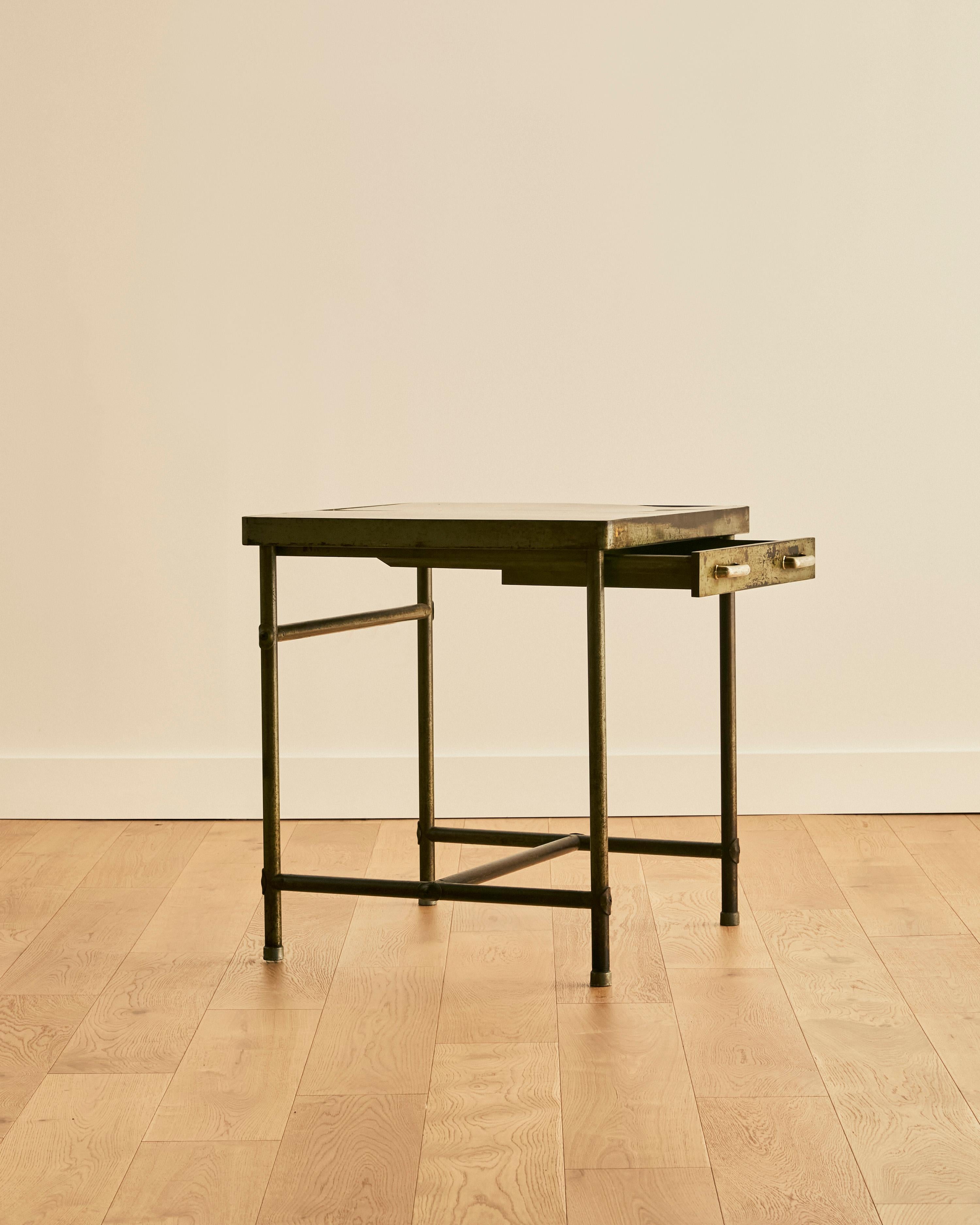 Scrivania in metallo di René Herbst del 1930 con un solo cassetto. 