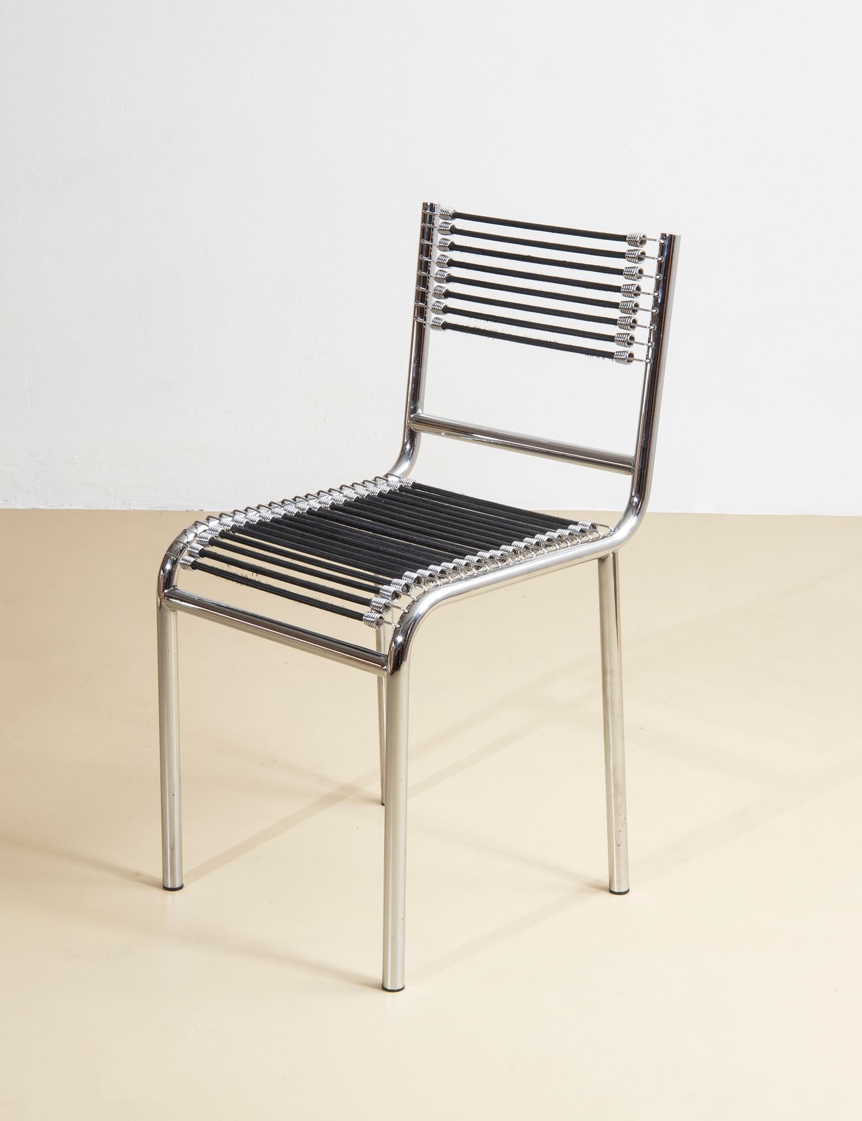 Set di 4 sedie modello 101 di Renè Herbst, progetto del 1928, edite da Pallucco in Italia nel 1980. Presentano una struttura tubolare in acciaio cromato e cinghie elastiche che si agganciano alla struttura con molle cromate. 