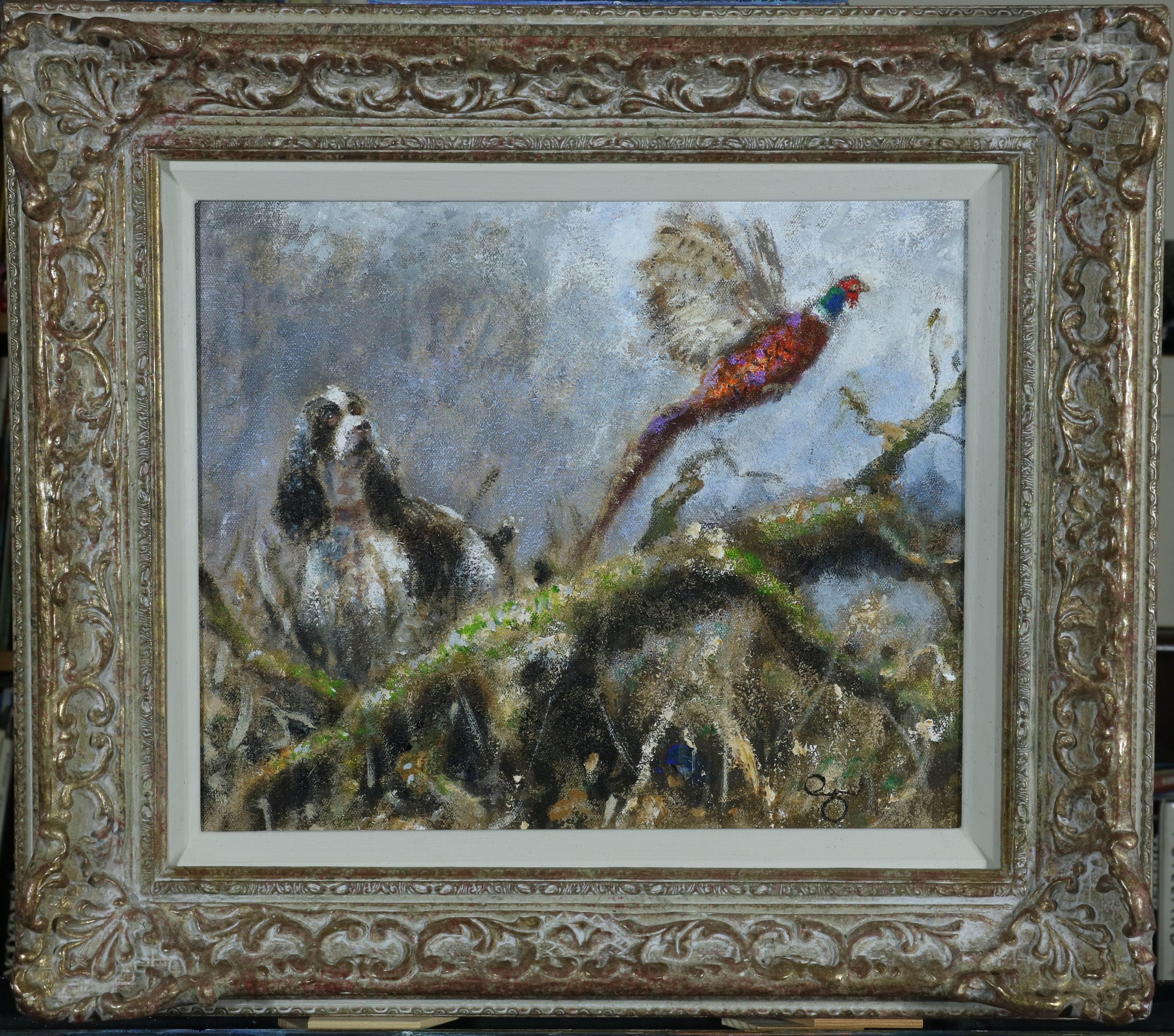 Dog de chasse épagneul dans un paysage boisé cannelant un faucon, encadré à l'huile de taille moyenne