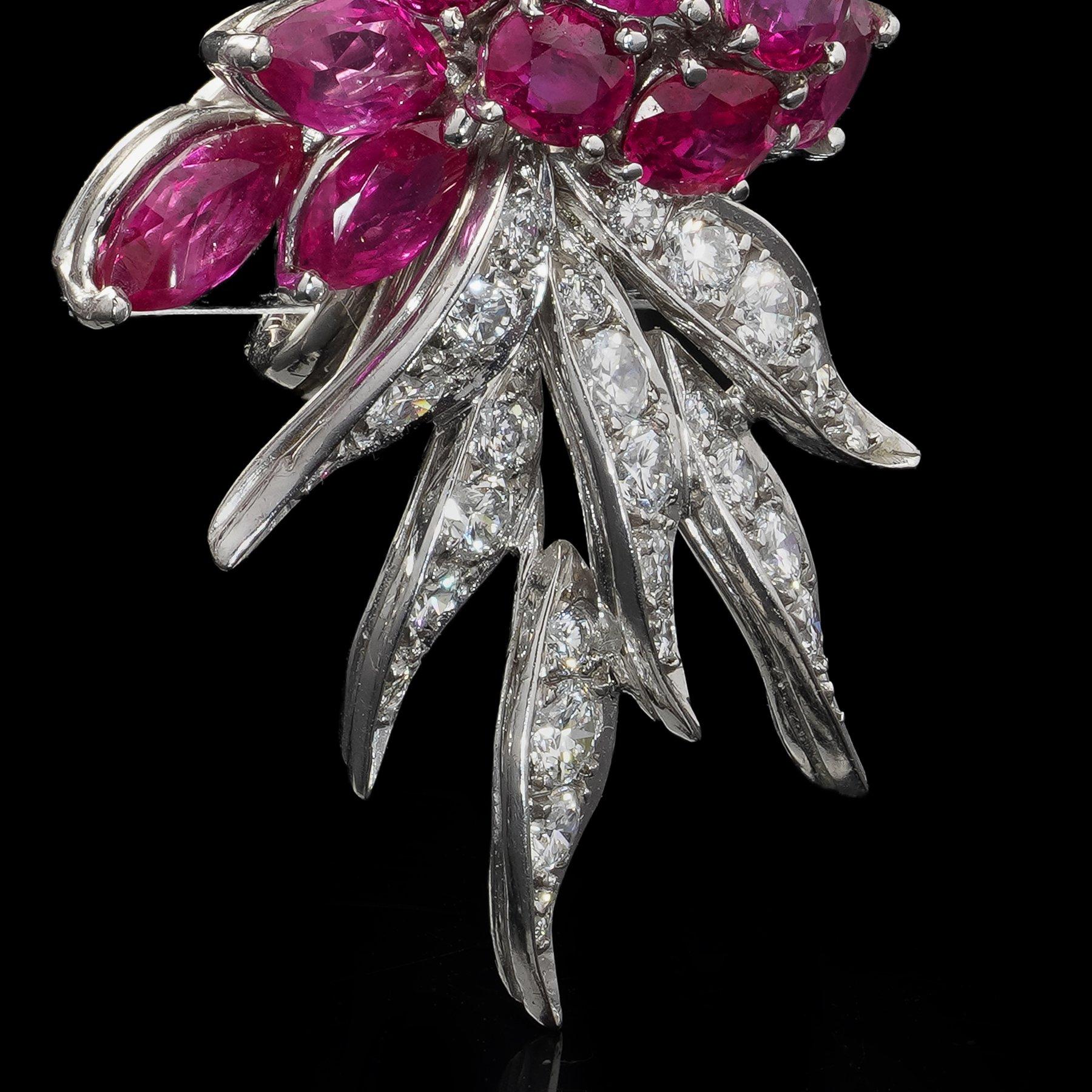 De las mujeres René Kern Platino 7.35 ct. Rubí y 2,20 ct. Pendientes de clip con diamantes, circa 1950 en venta