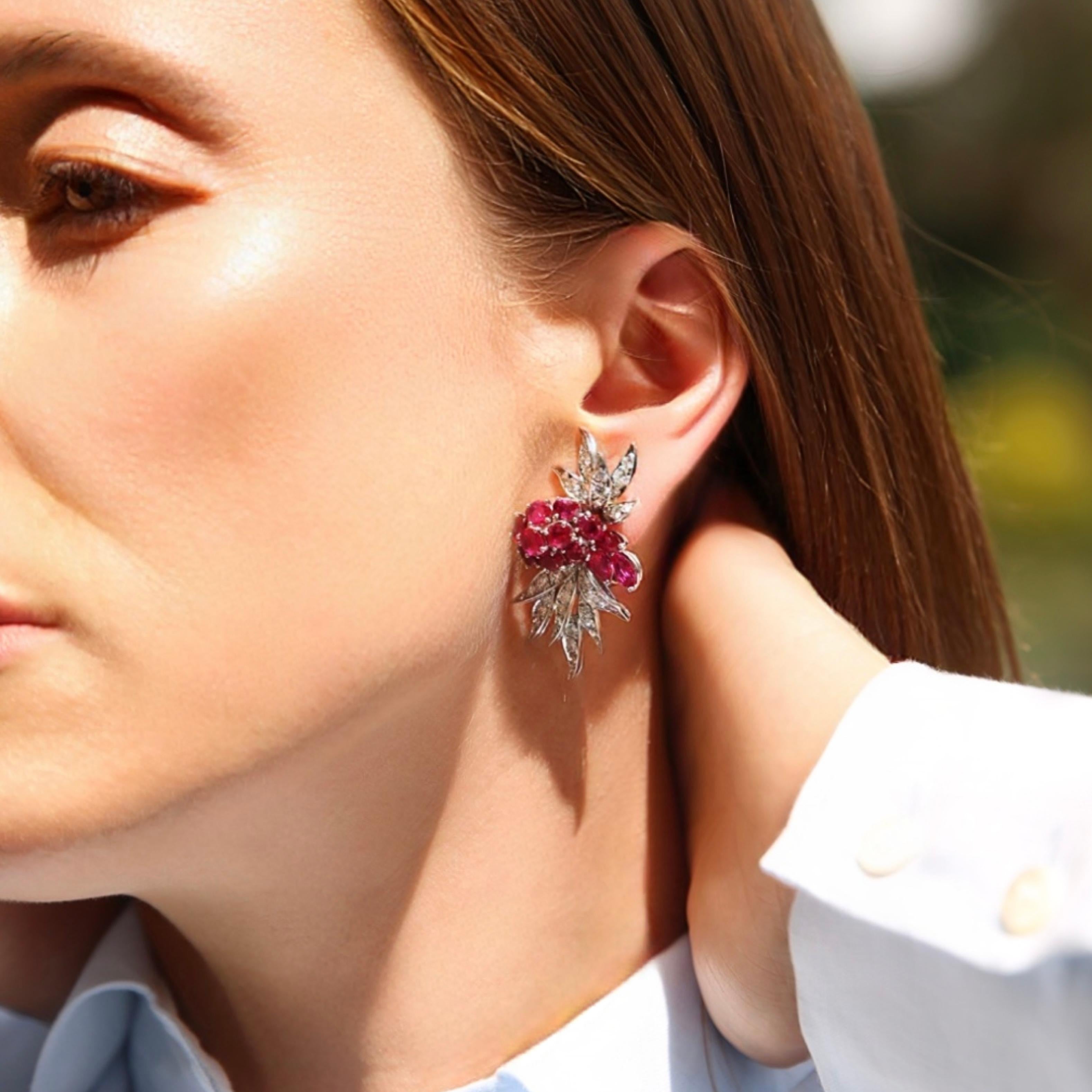 Exceptionnelle paire de Jewell du joaillier allemand René Kern, datant du milieu du 20e siècle et réalisée en platine. Chaque boucle d'oreille est conçue comme une élégante grappe florale ajourée, pavée de diamants ronds de taille brillant