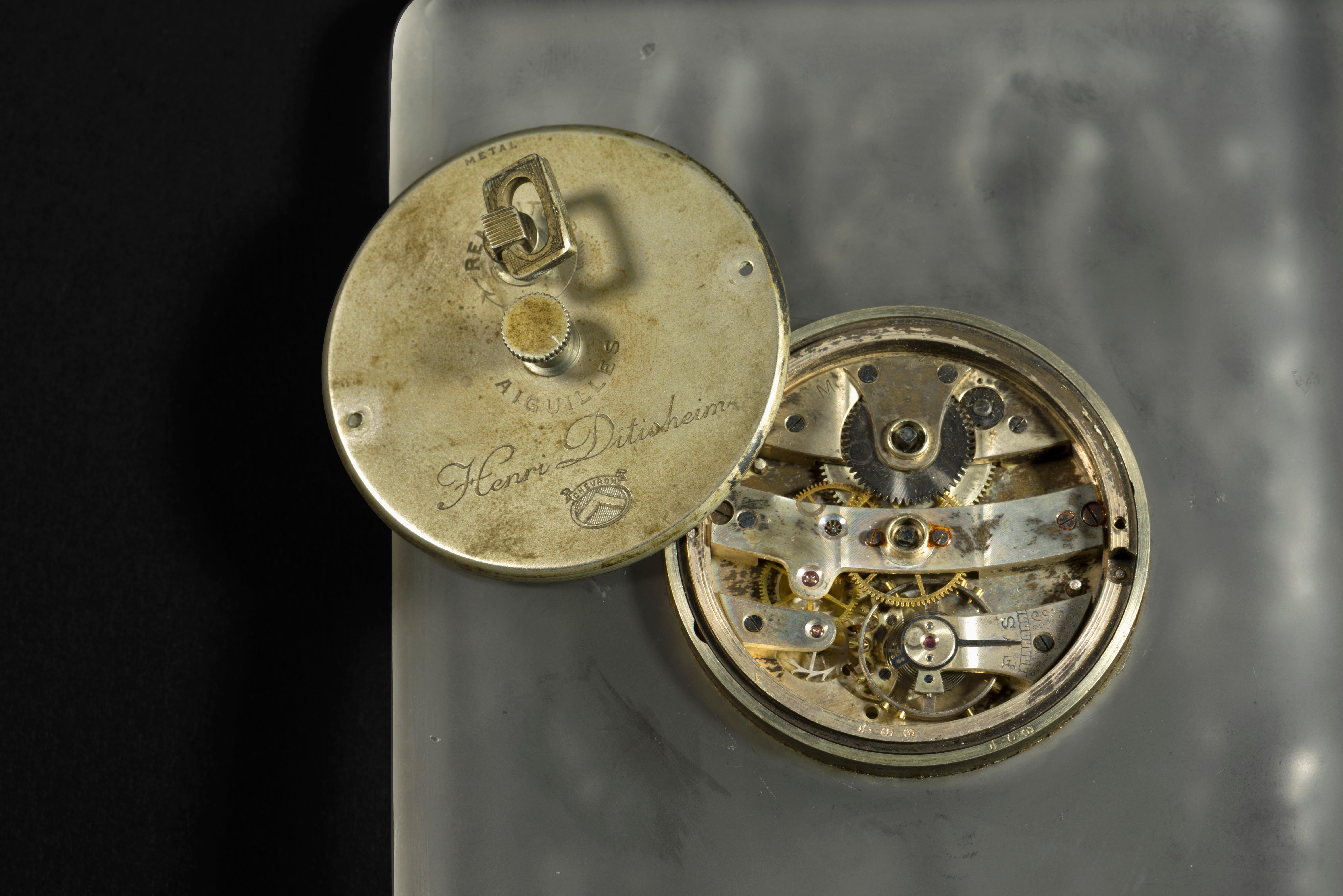 René Lalique (1860-1945) 8-Day Clock “ANTOINETTE” (1931) For Sale 4