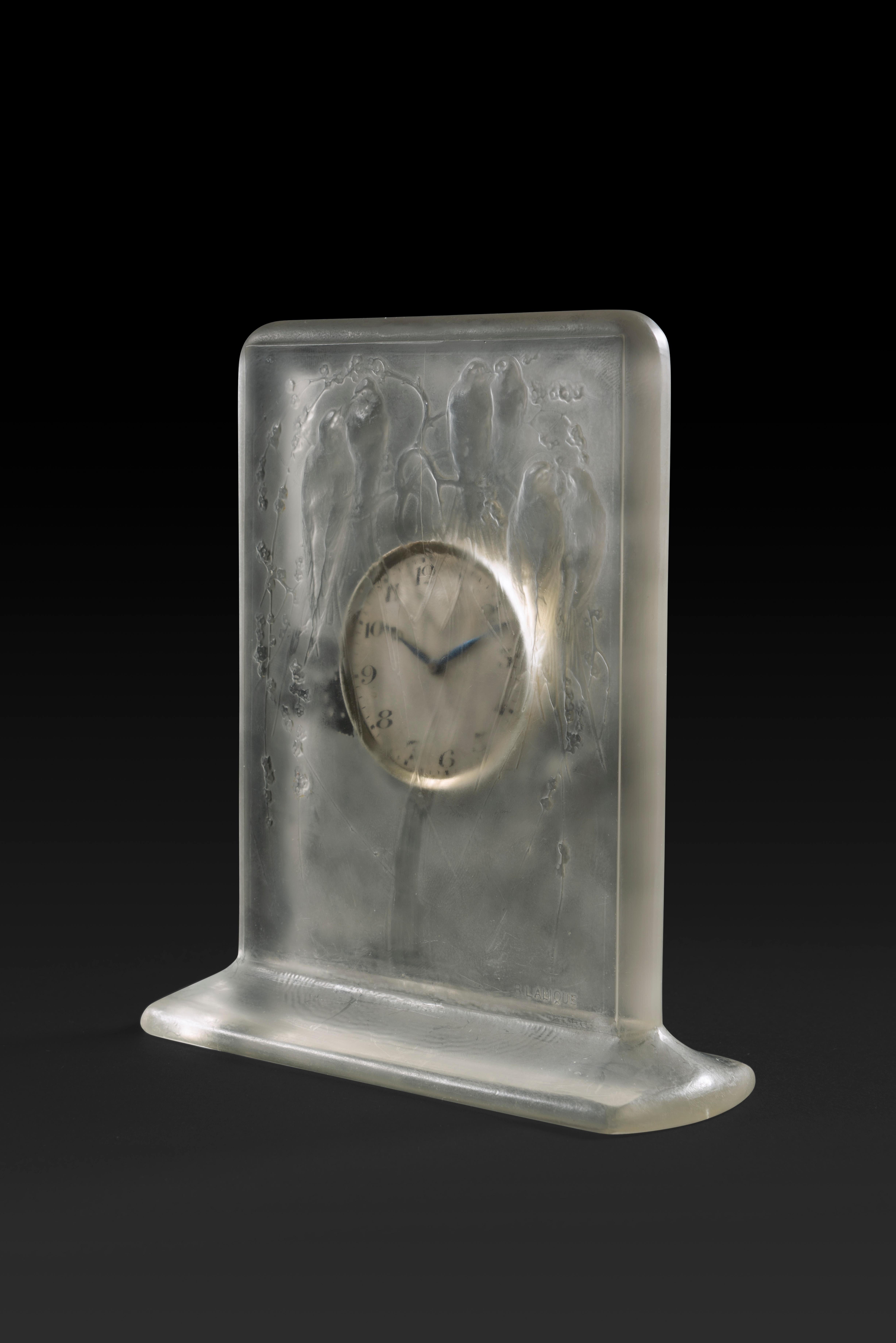 René Lalique (1860-1945) 8-Day Clock “ANTOINETTE” (1931).

Discover the timeless splendor of the 8-day clock “ANTOINETTE” (1931) by René Lalique (1860-1945). This exceptional clock, crafted from white molded-pressed glass, features an elegant round