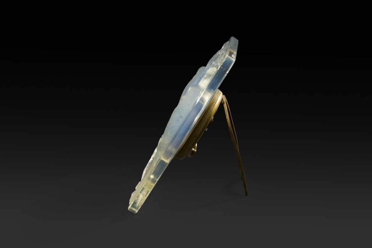 René Lalique (1860-1945) 8-Day Clock “INSEPARABLES” (1926) 

Treat yourself to an exceptional piece with the 8-day clock “INSEPARABLES” (1926) by René Lalique, a treasure of Art Deco. This clock, made of molded relief glass, captures eternal beauty