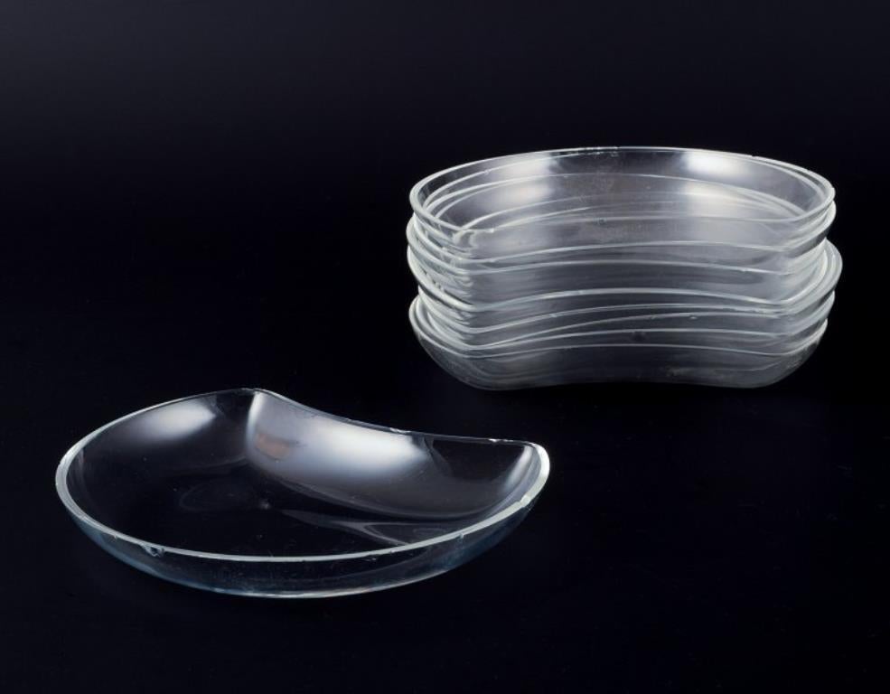 René Lalique (1860-1945), Frankreich. Ein Satz von neun Glasplatten. 
Mitte des 20. Jahrhunderts.
Markiert Lalique France.
In gutem Zustand, alle Platten mit einigen kleinen Chips.
Abmessungen: B 16,0 cm x T 14,0 cm x H 2,5 cm.