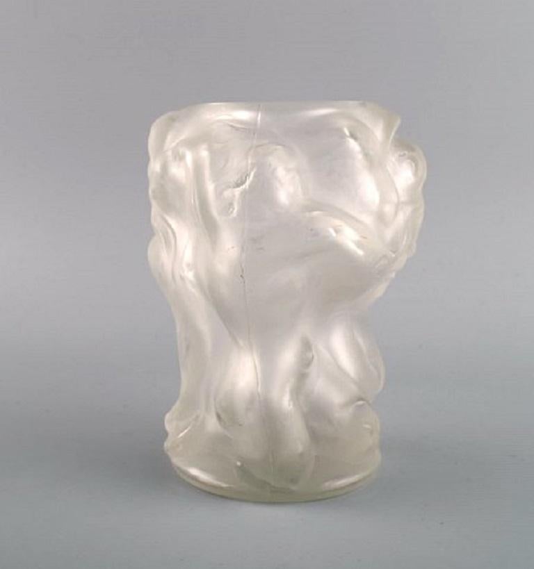 René Lalique (1860-1945), France. Art glass vase with femele figures in relief.
1930s.
Measures: 17.5 x 13.5 cm.
In excellent condition.
Stamped: R. Lalique.