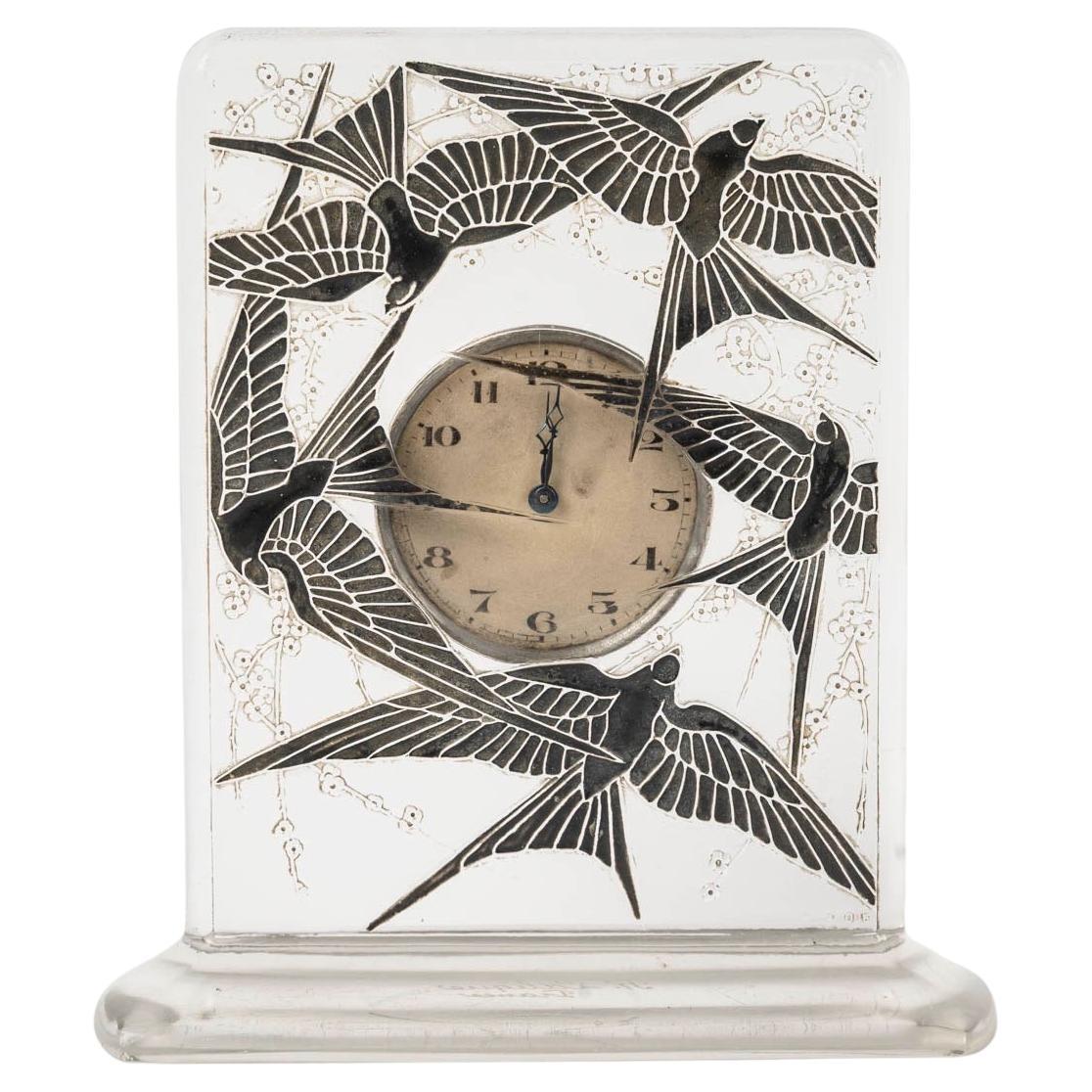 René Lalique (1860-1945), Reloj de cristal "Pendulette 8 jours Cinq Hirondelles" 1920 en venta