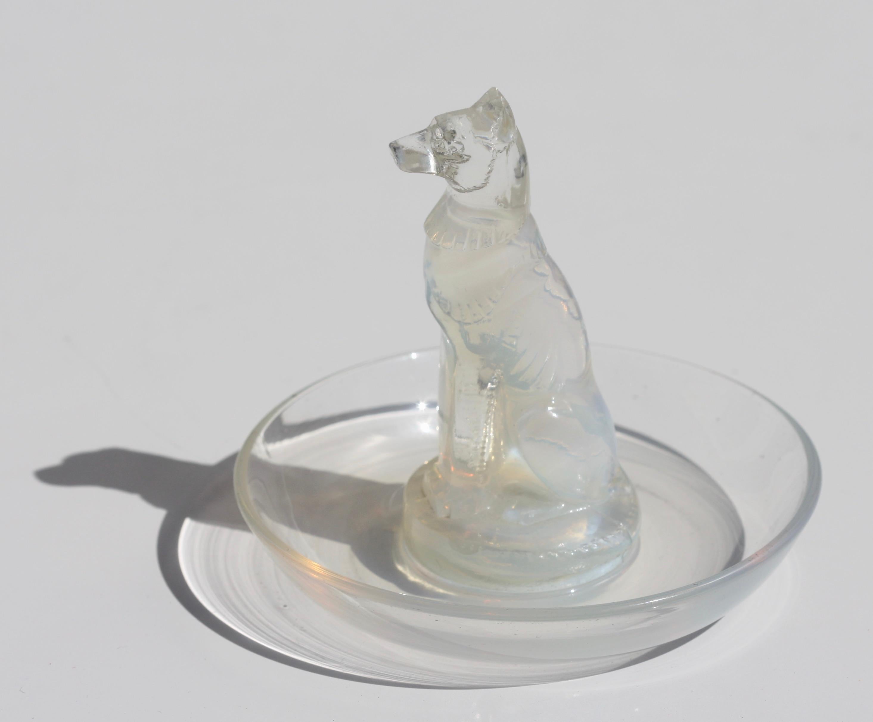 René Lalique '1860-1945' Opalescent Glass Cendrier In Good Condition For Sale In West Palm Beach, FL