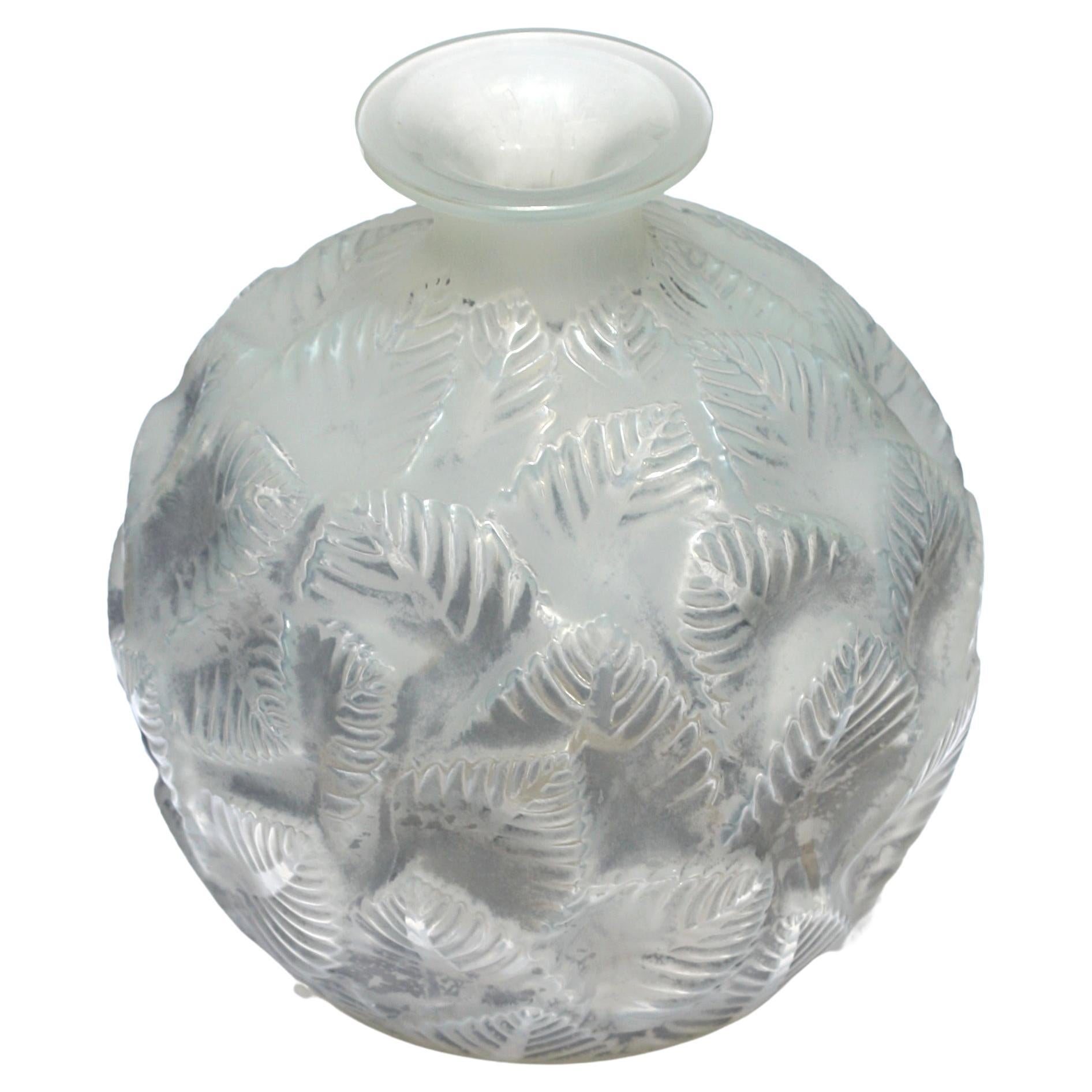 Rene LALIQUE (1860-1945) « Ormeaux » Vase en verre opalescent
