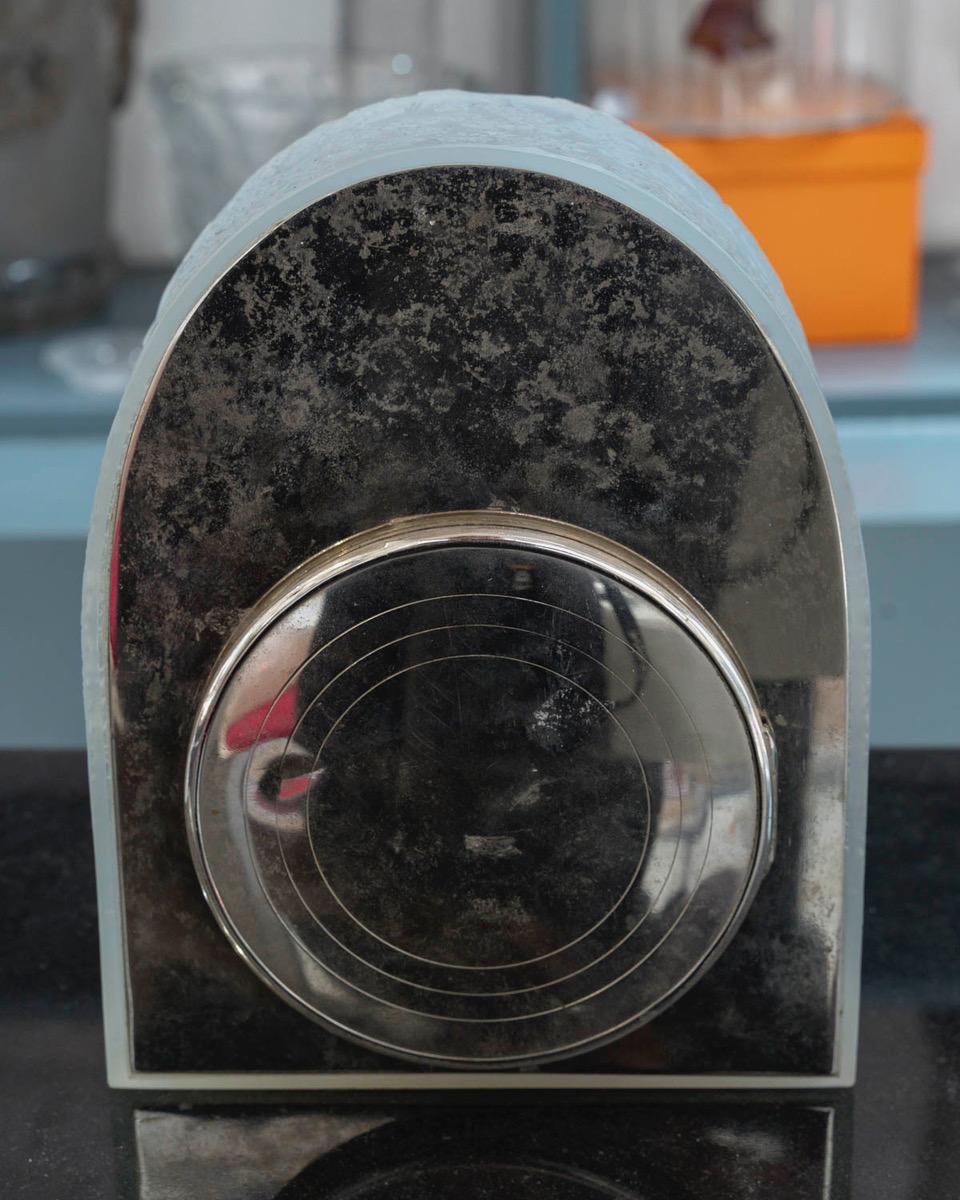 Pieza de Industrial Production de vidrio opalescente prensado.

Decoración en bajorrelieve de palomas sobre un fondo de ramas.

Esfera de cristal ATO, números esmaltados en negro .

Firmado R. Lalique en relieve en la masa .

Altura: 22.5