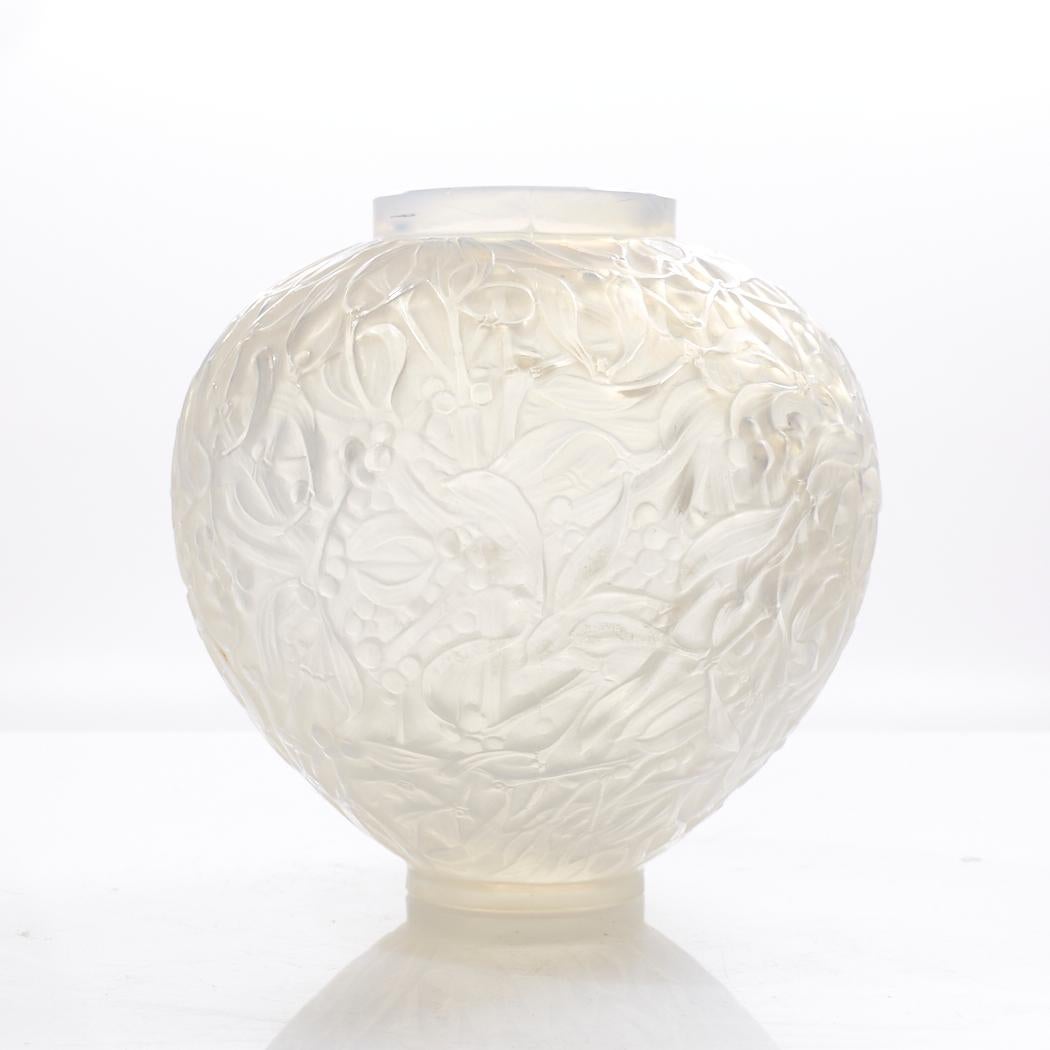 René Lalique 1920s Gui Frosted Glass Vase In Good Condition For Sale In Countryside, IL