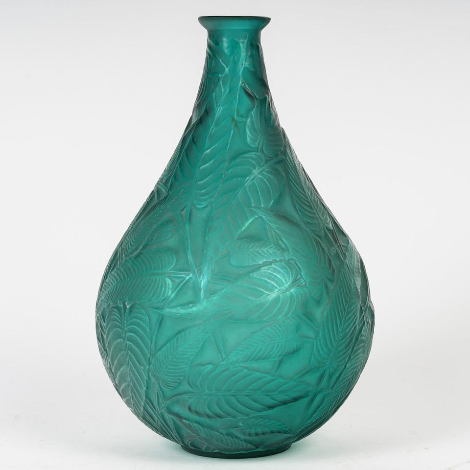 René LALIQUE -1923- Emerald green tinted “SAUGE” vase In Excellent Condition For Sale In SAINT-OUEN-SUR-SEINE, FR