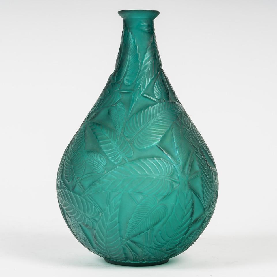 20th Century René LALIQUE -1923- Emerald green tinted “SAUGE” vase For Sale