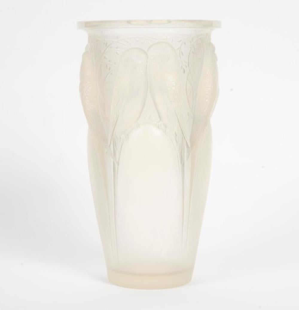 Francese René Lalique-1924 - Opalescent “Ceylan” vase. in vendita