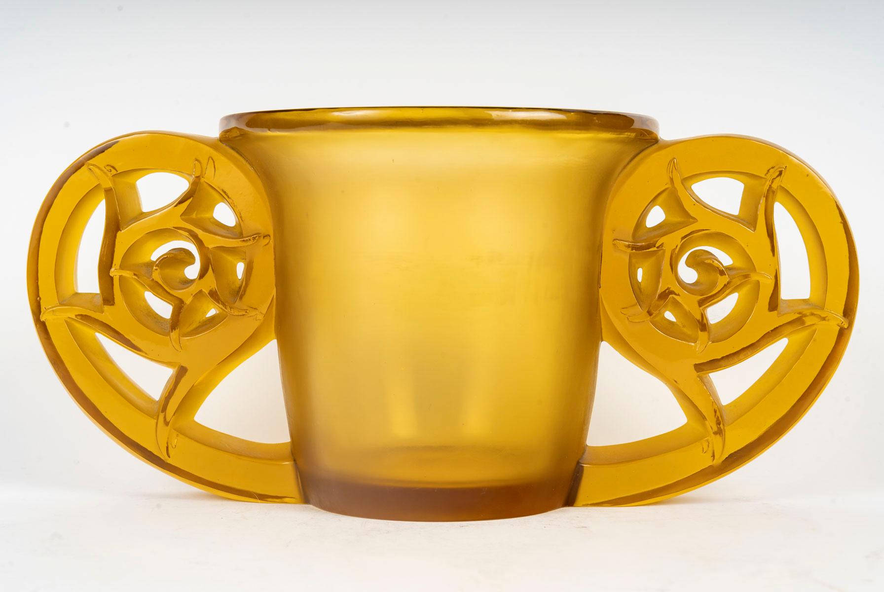 René Lalique -1926 Vase “Pierrefonds” tinted amber yellow In Excellent Condition In SAINT-OUEN-SUR-SEINE, FR