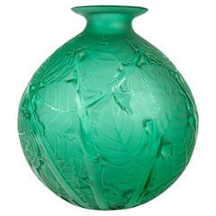 René Lalique -1929, Milan Vase. Étiquette en verre teinté vert