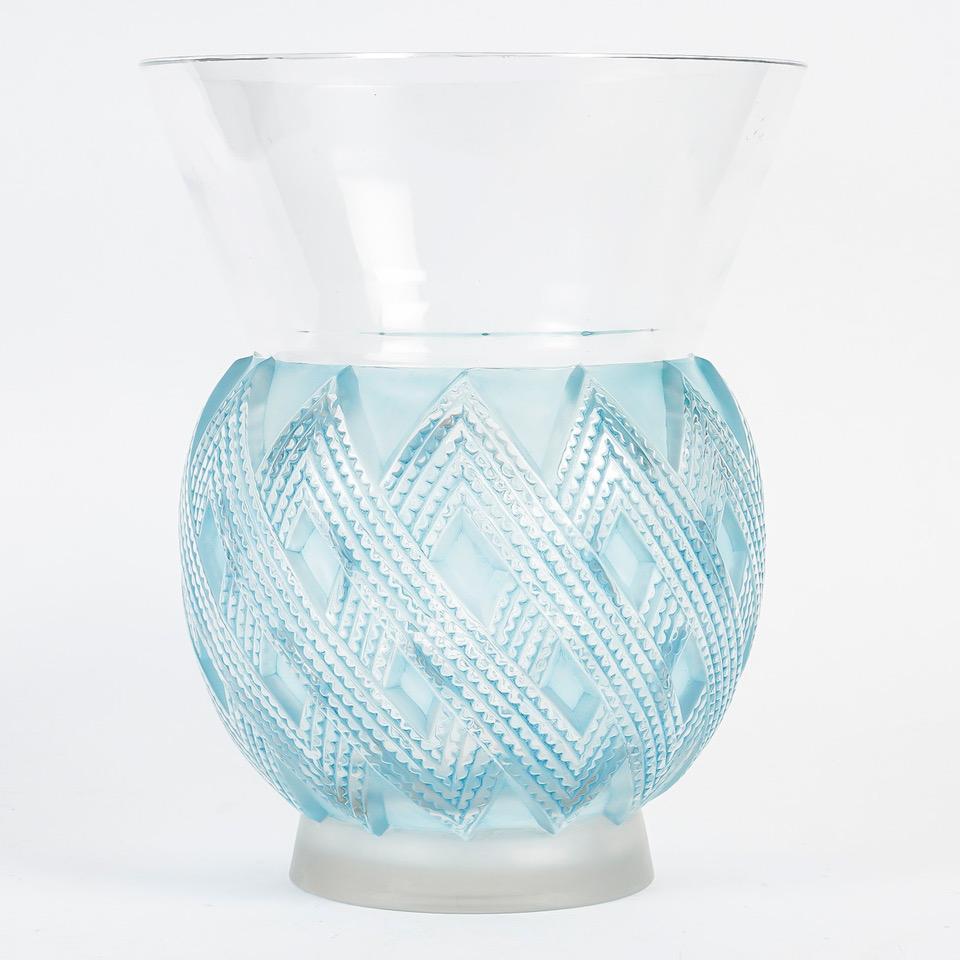 Glass René Lalique  1935 Entrelacs vase For Sale