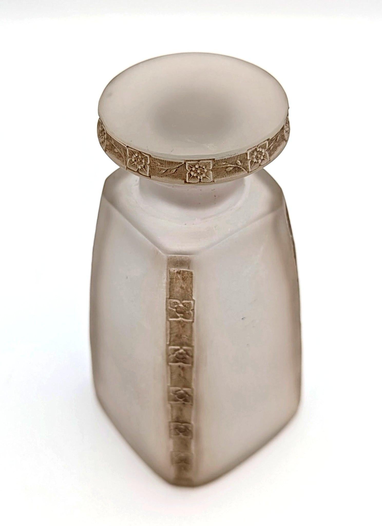 Art Nouveau René Lalique a glass perfume bottle Fleurettes N°2 for Maison Lalique, ca. 1919 For Sale