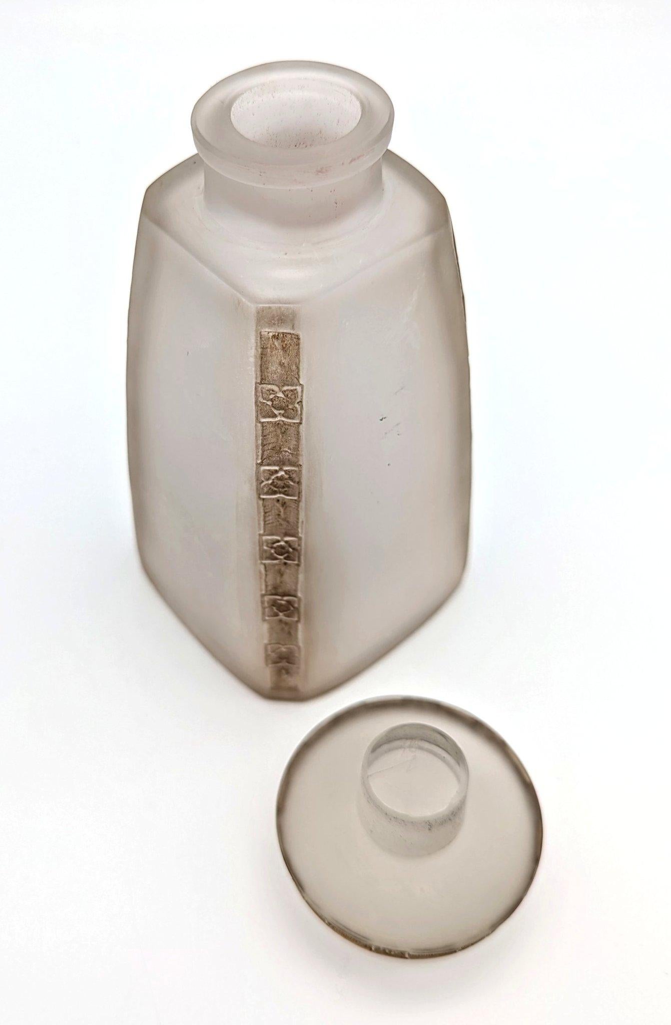 French René Lalique a glass perfume bottle Fleurettes N°2 for Maison Lalique, ca. 1919 For Sale