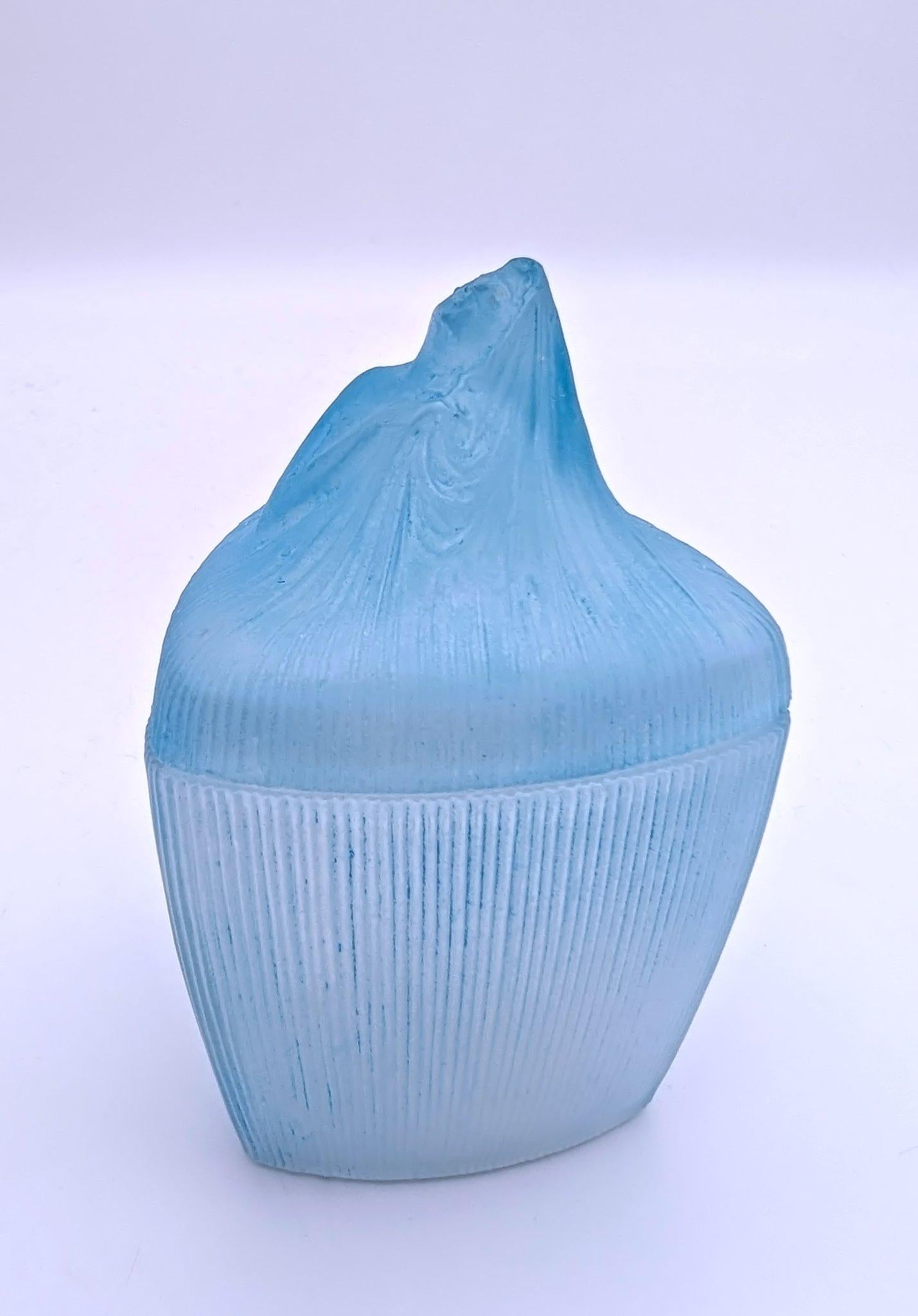 Boîte à poudre Tête de Femme pour le parfumeur Coty, conçue par René Lalique et fabriquée dans sa verrerie, probablement celle de Combs-la-ville, avant qu'il n'ouvre une manufacture à plus grande échelle à Wingen-sur- Moder en raison d'un succès