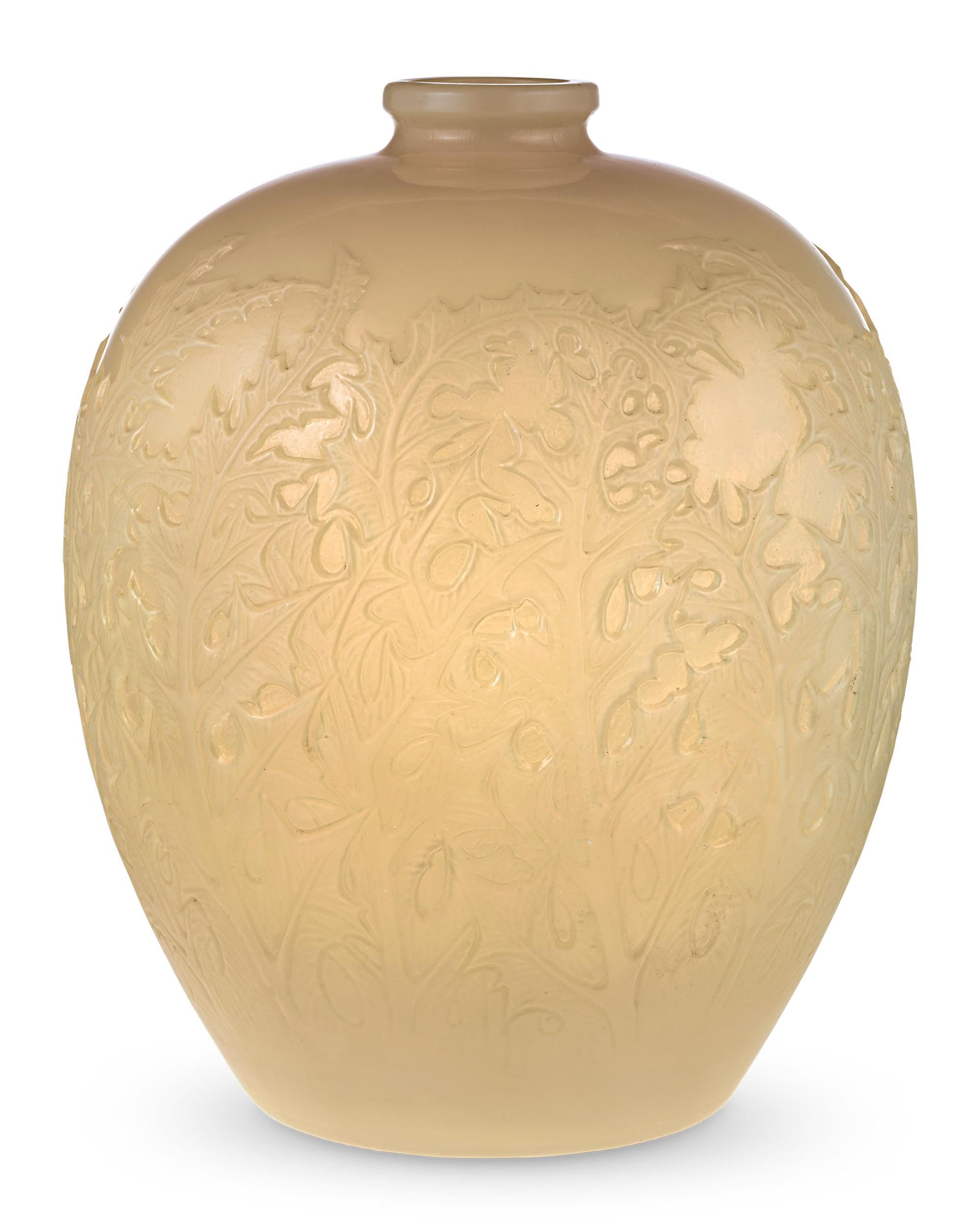 Un follaje abstracto se arremolina para formar este jarrón Lalique del diseño Acanthes, diseñado por primera vez por René Lalique el 28 de febrero de 1927. Inspirado en el intemporal motivo natural, este jarrón encarna la elegancia y el arte de los