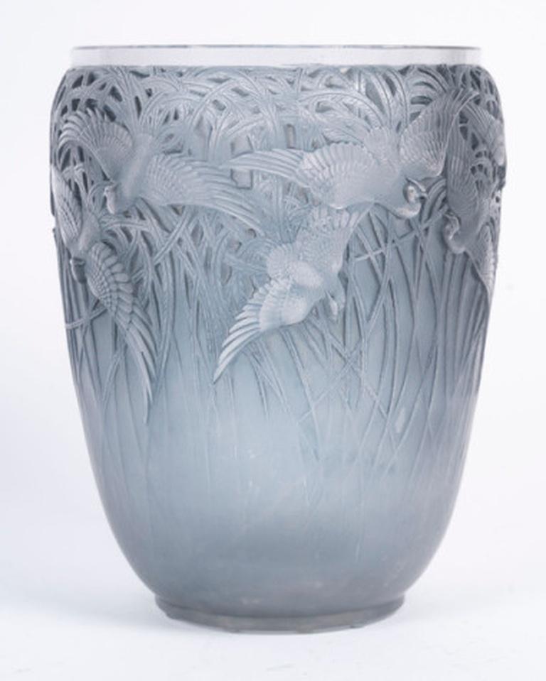 René Lalique (1860-1945)

Vaso aigrettes.

Modello creato il 7 dicembre 1926, non riprodotto dopo il 1947.

Vetro stampato con finitura patinata.

Firmato R. Lalique France e numerato 988 sotto la base.

H: 25 cm, P: 20 cm

Vetro stampato patinato