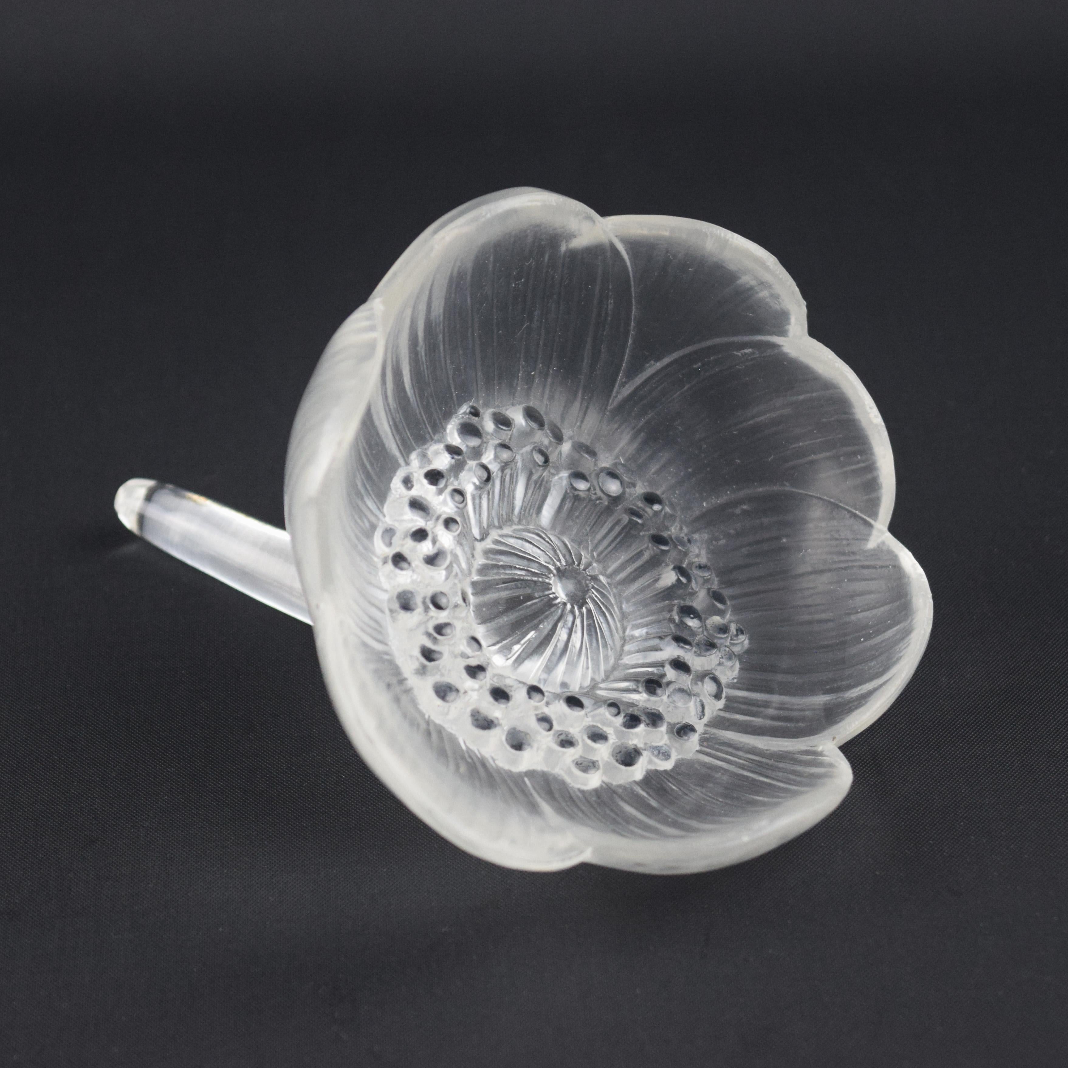 Pisapapeles Flor de anémona René Lalique, versión de pétalos cerrados, Modelado de cabeza y tallo de flor de anémona con estambres esmaltados. La parte trasera del pisapapeles tiene un acabado pulido y la delantera, satinado.
Por lo general, estos