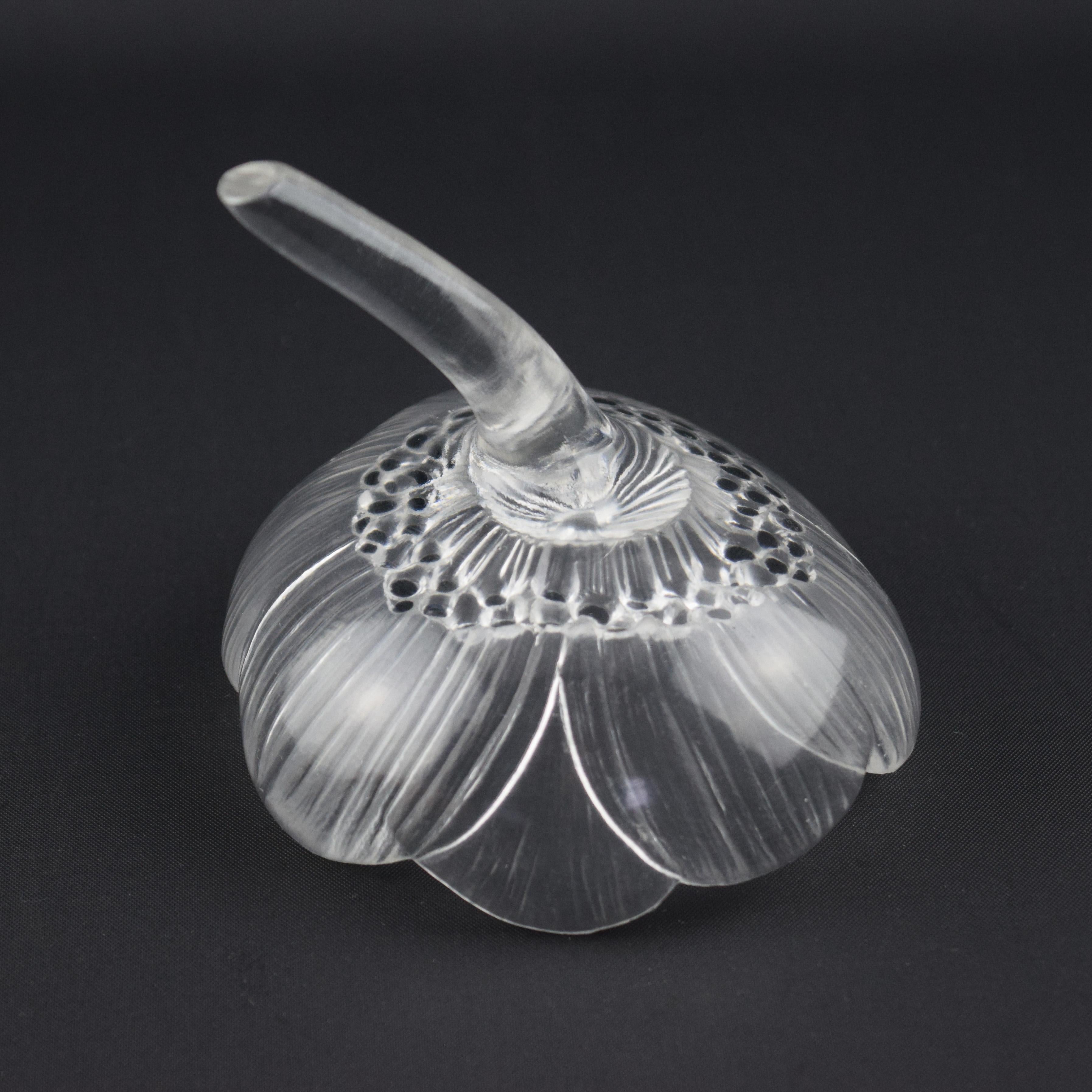 Rene Lalique Pisapapeles flor Anemone Fermee C1931 en Bueno estado para la venta en Devon, GB