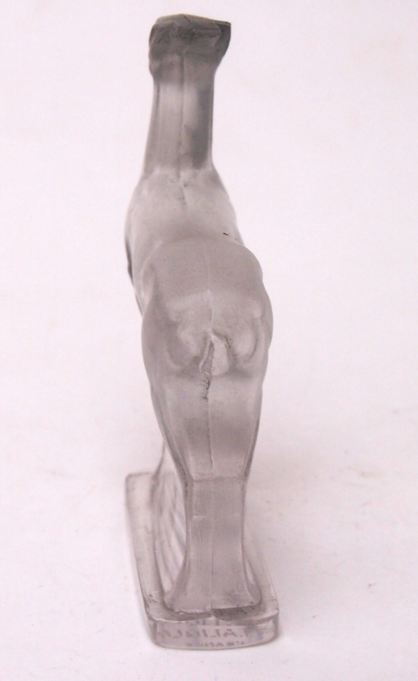 Klassischer und seltener Briefbeschwerer 'Antilope' von Rene Lalique in originaler grauer Beize. Der Briefbeschwerer zeigt eine stilisierte Art Deco Antilope, die stolz auf einem kleinen rechteckigen Blocksockel mit originalen, sanft geschwungenen