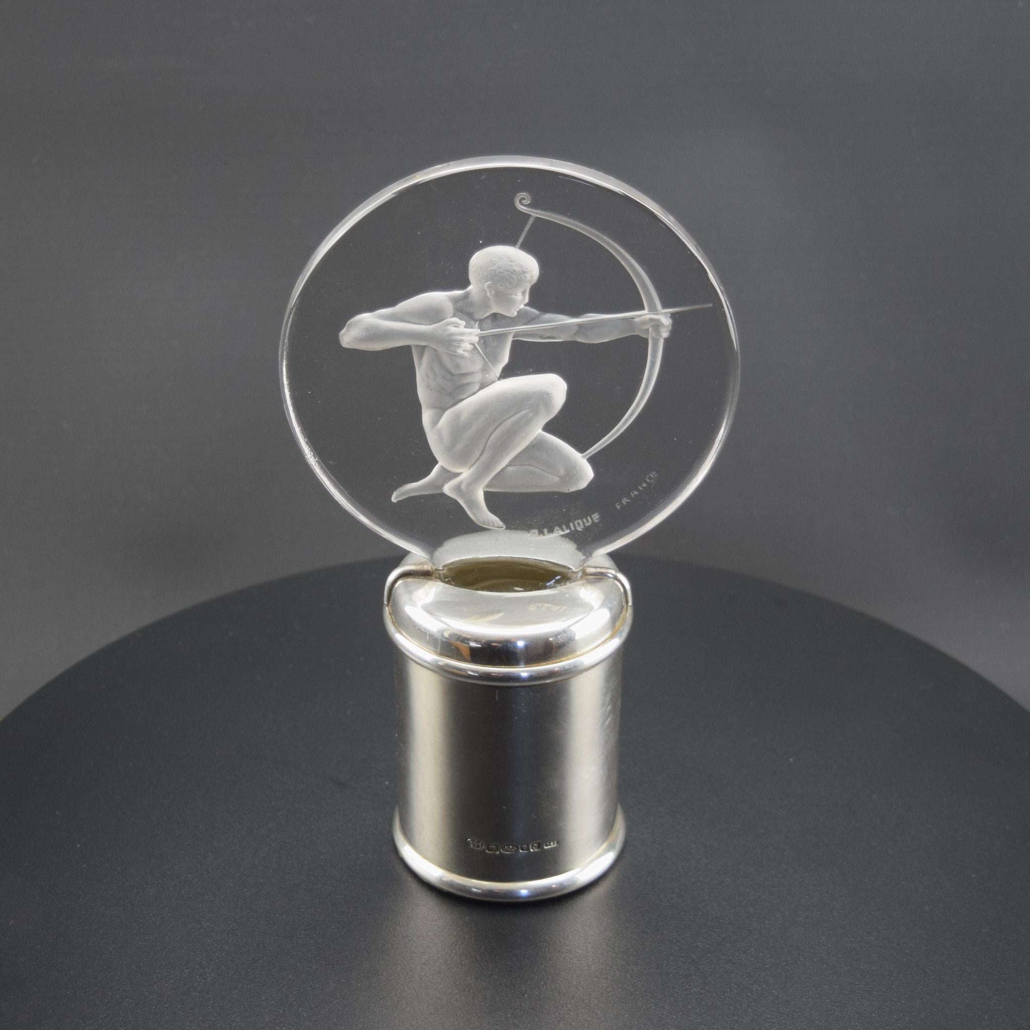 Mascota de coche Archer de René Lalique montada posteriormente de forma única y experta sobre un zócalo de plata con matrícula de The Guild of Handicraft, Londres 2003

Marcilhac página de referencia 498
Model No. 1126
Introducido en 1926

El estado