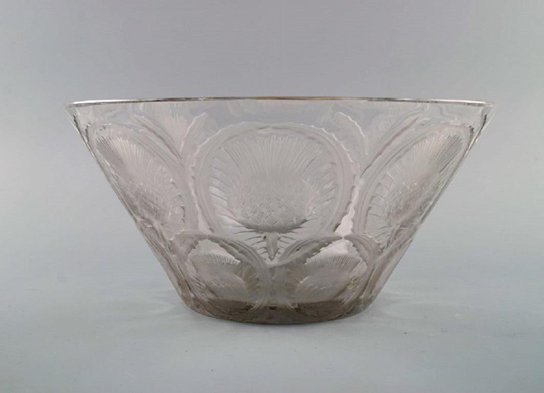 René Lalique Art Deco bowl in clear mouth-blown art glass with incised flowers. 
Mid-20th century.
Measures: 25.5 x 12 cm.
In excellent condition.
Stamped.