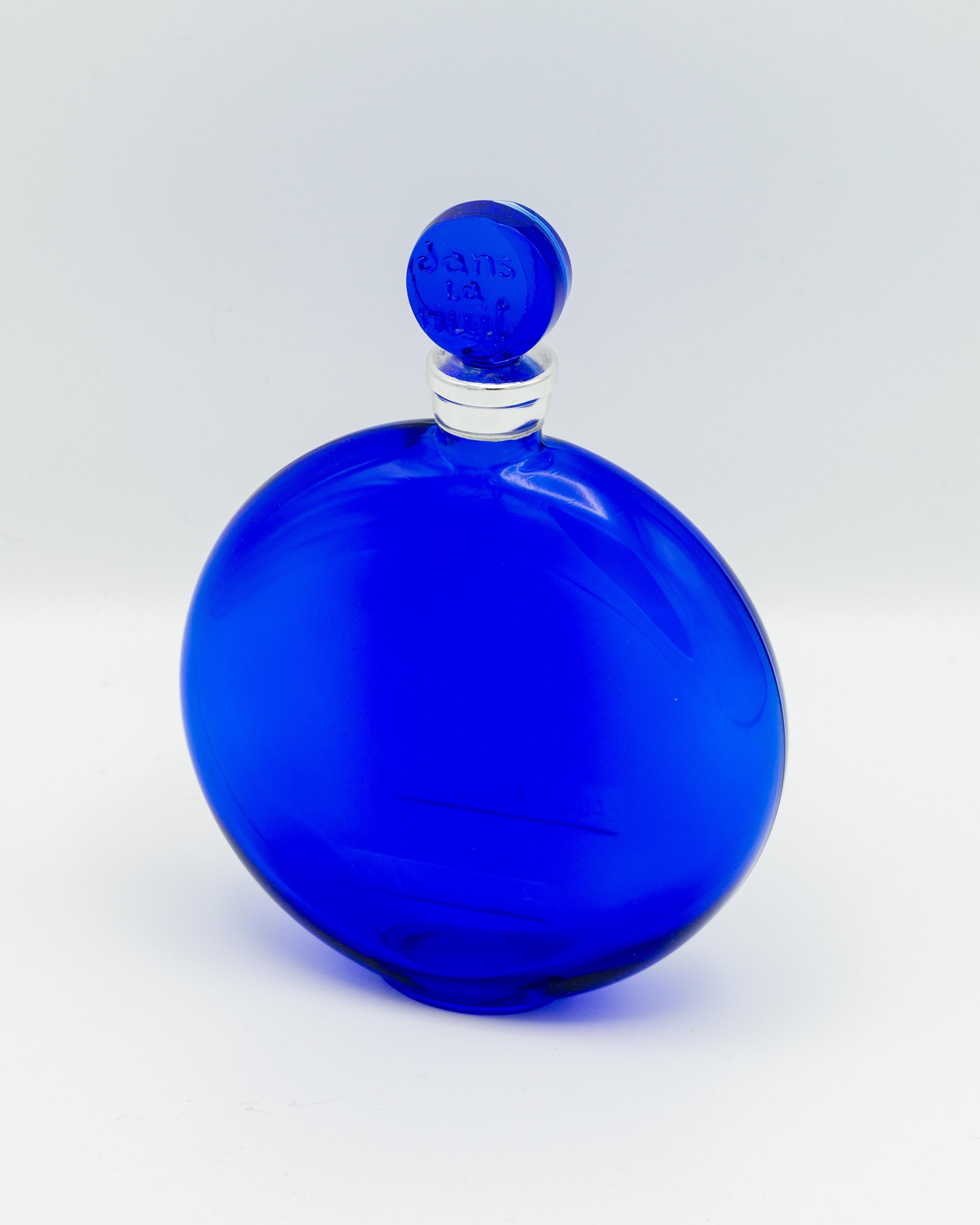 Questo straordinario flacone di profumo in vetro blu cobalto, disegnato dal famoso René Lalique per la fragranza Worth 