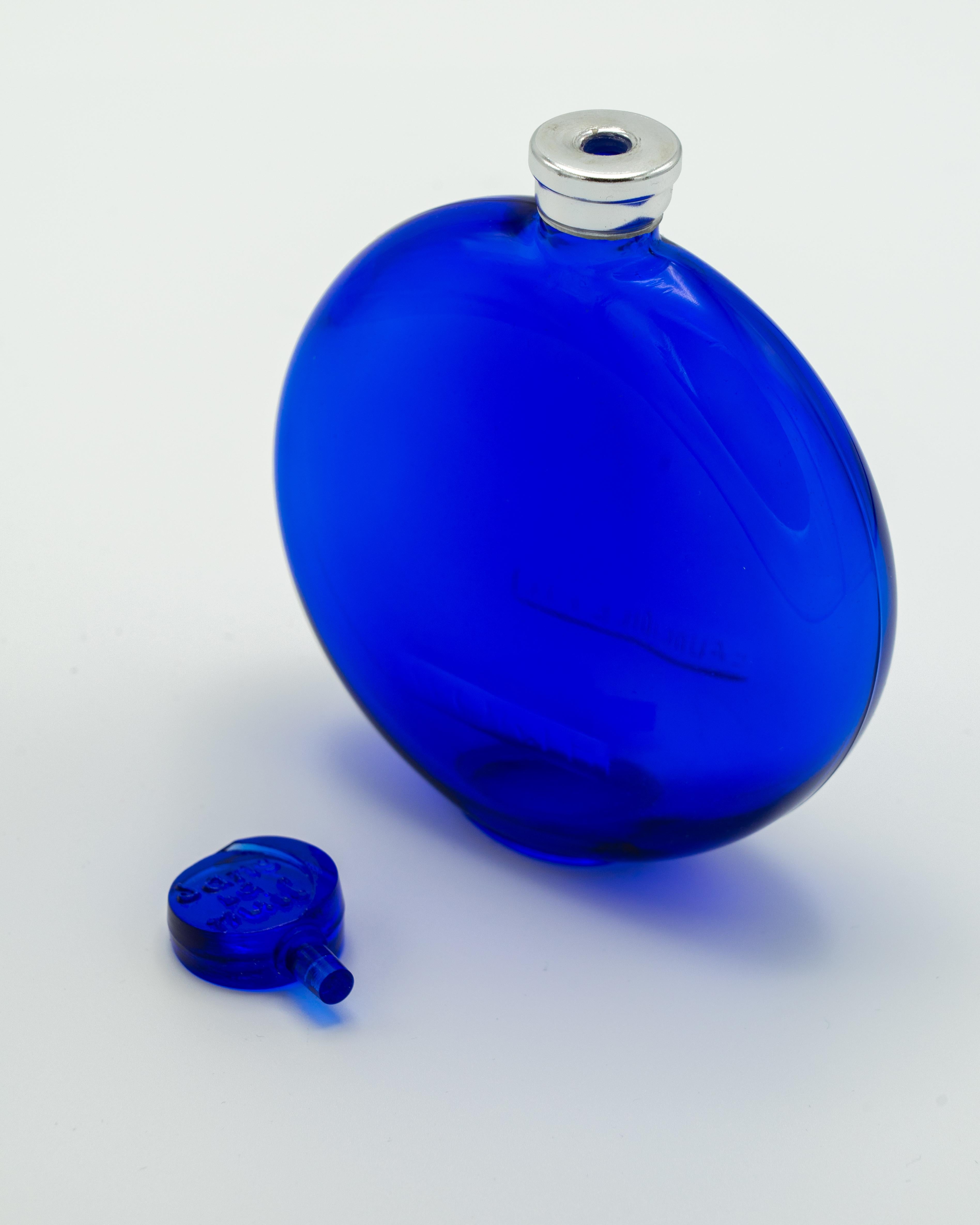 Metà XX secolo René Lalique Art Deco Bottiglia di profumo blu cobalto per Worth 